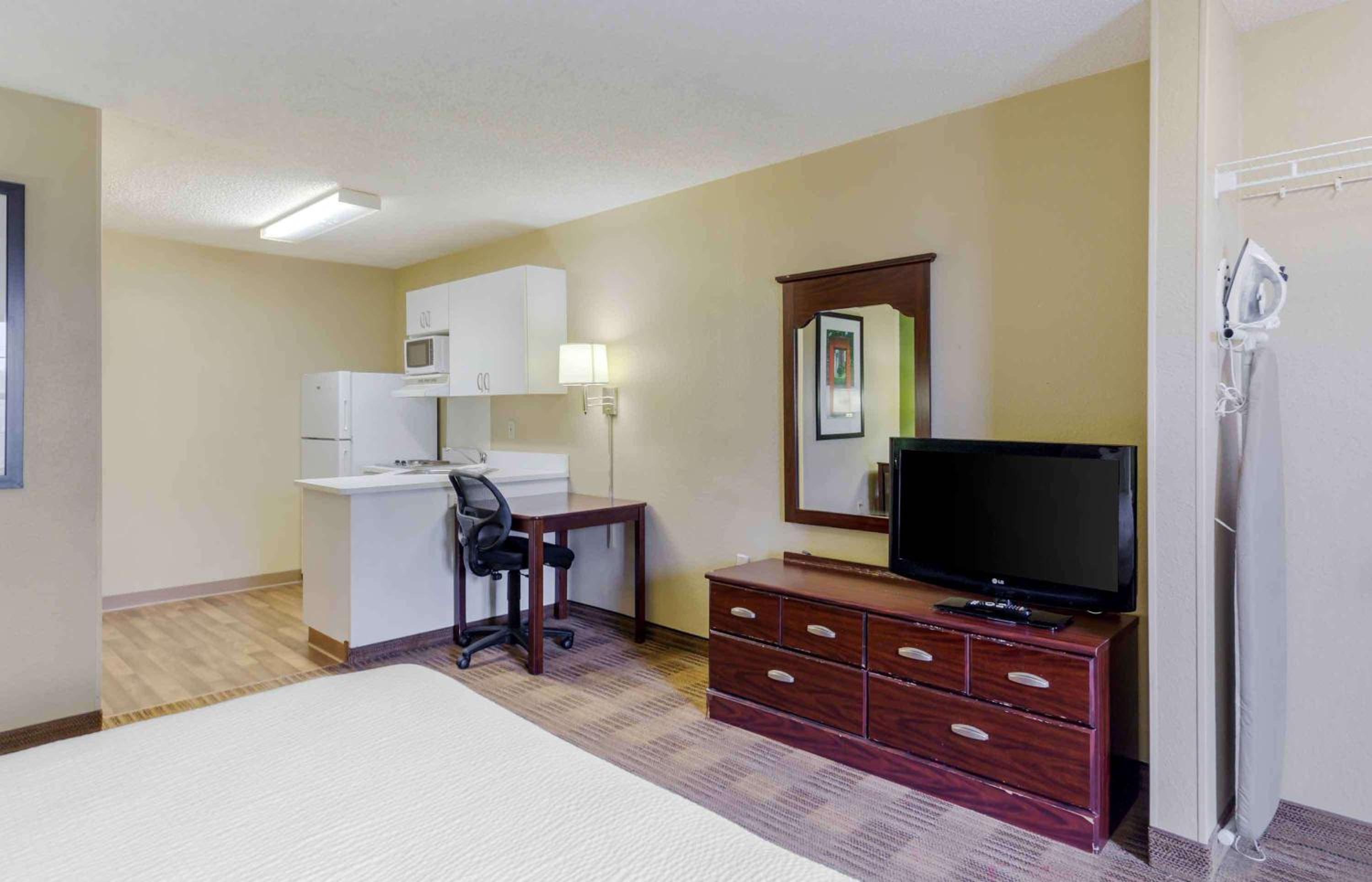 Studio with 1 King Bed - Non-Smoking - Photo 6