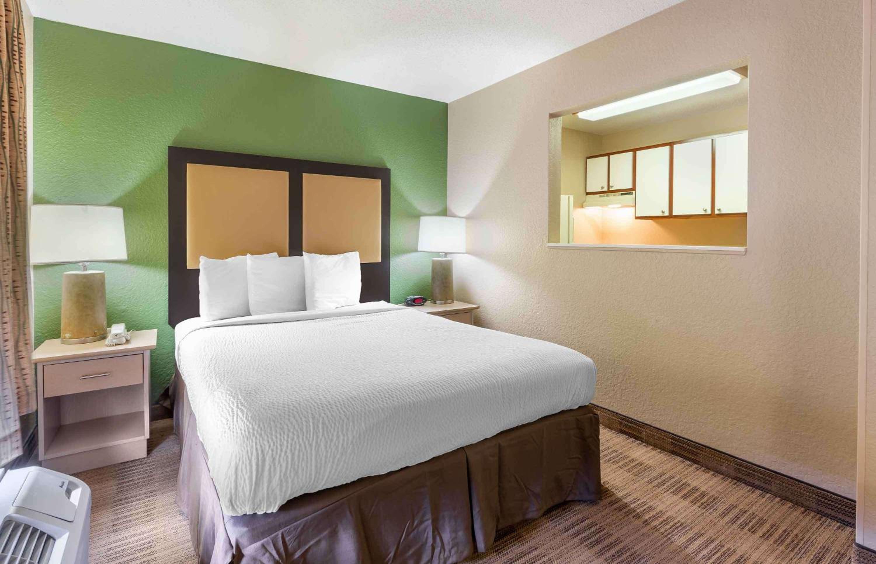 Deluxe Studio with 1 Queen Bed - Non-Smoking - Photo 1