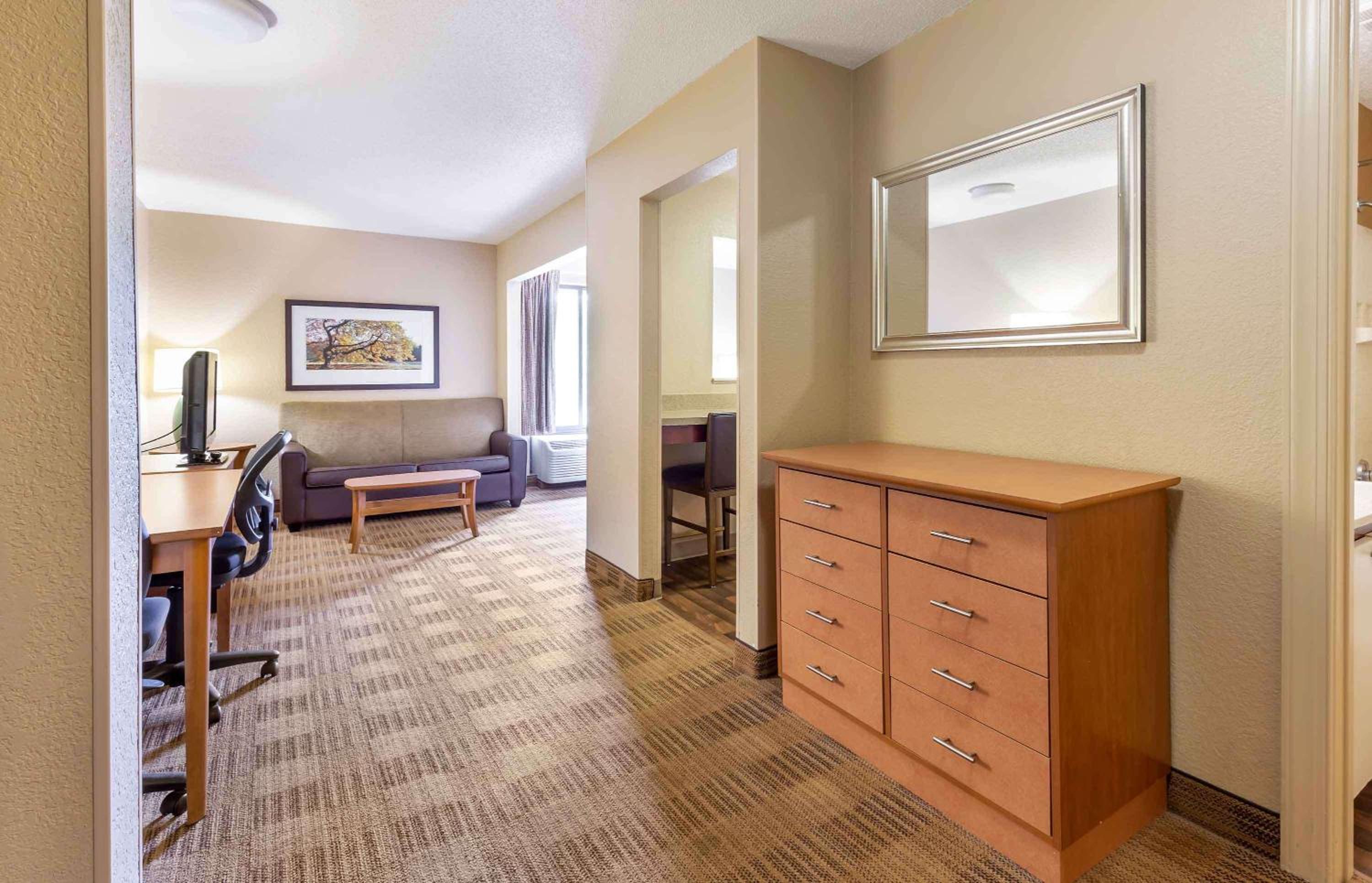 Deluxe Studio with 1 Queen Bed - Non-Smoking - Photo 7
