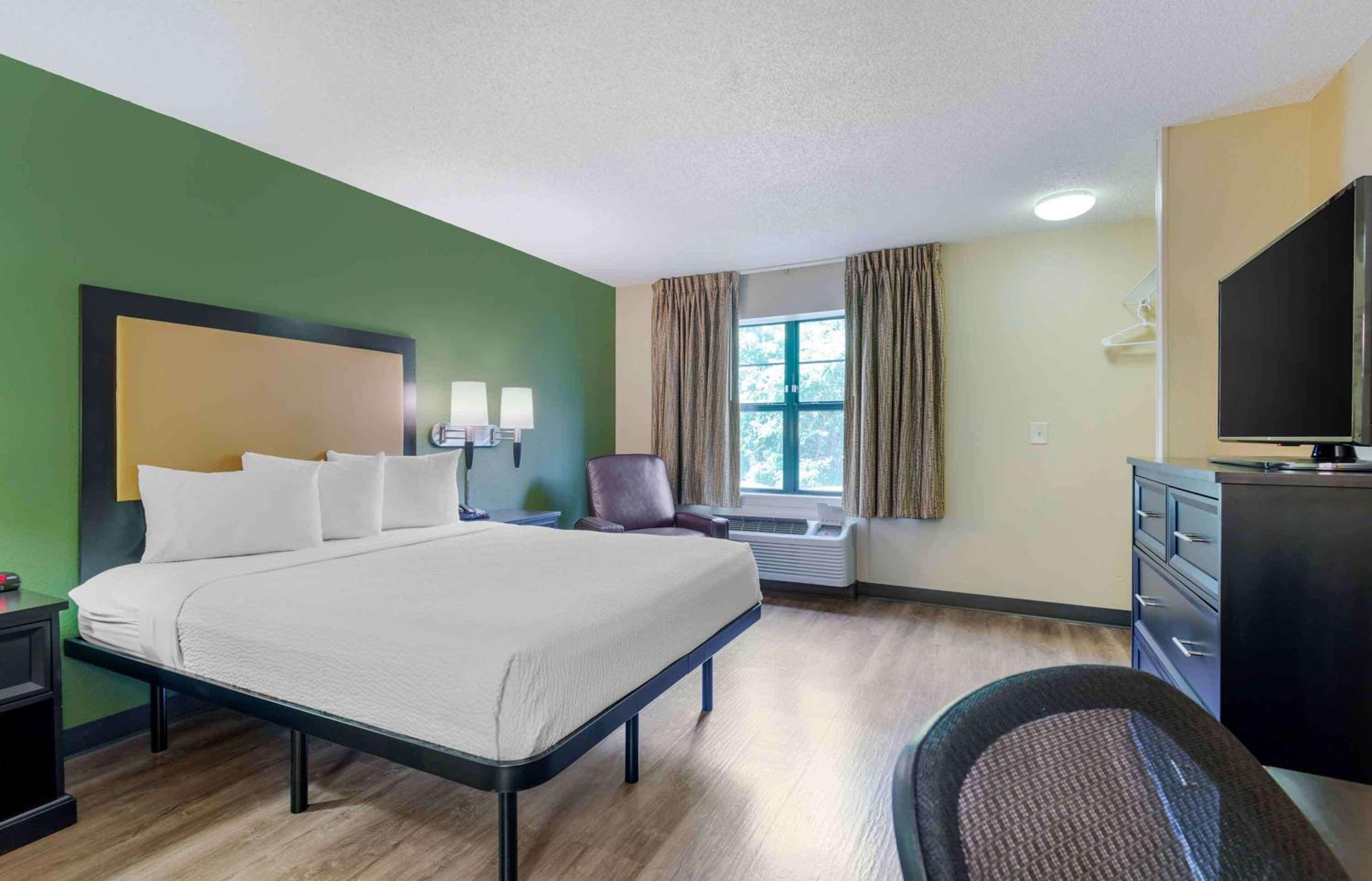 Queen studio with 1 Queen Bed - Disability Access/Non-Smoking - Photo 1