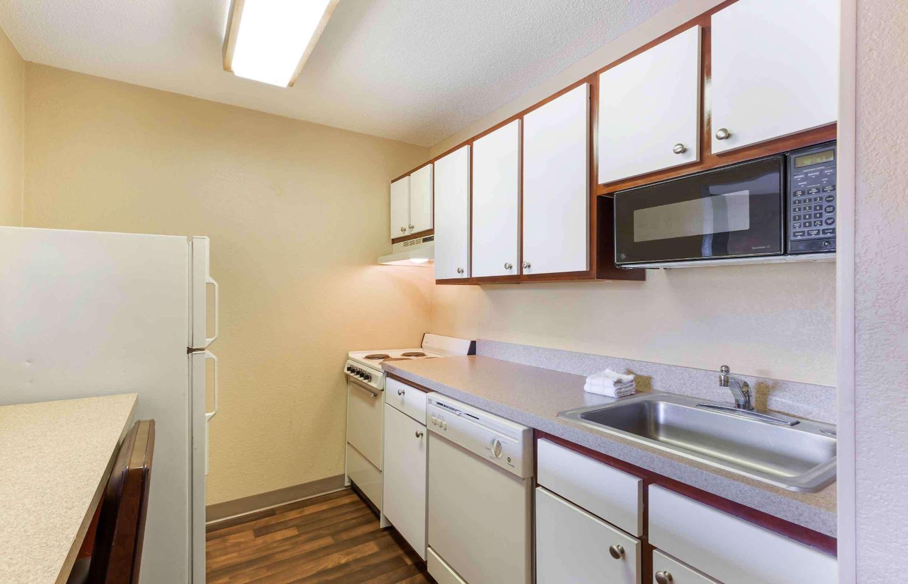 Deluxe Studio with 1 Queen Bed - Non-Smoking - Photo 3
