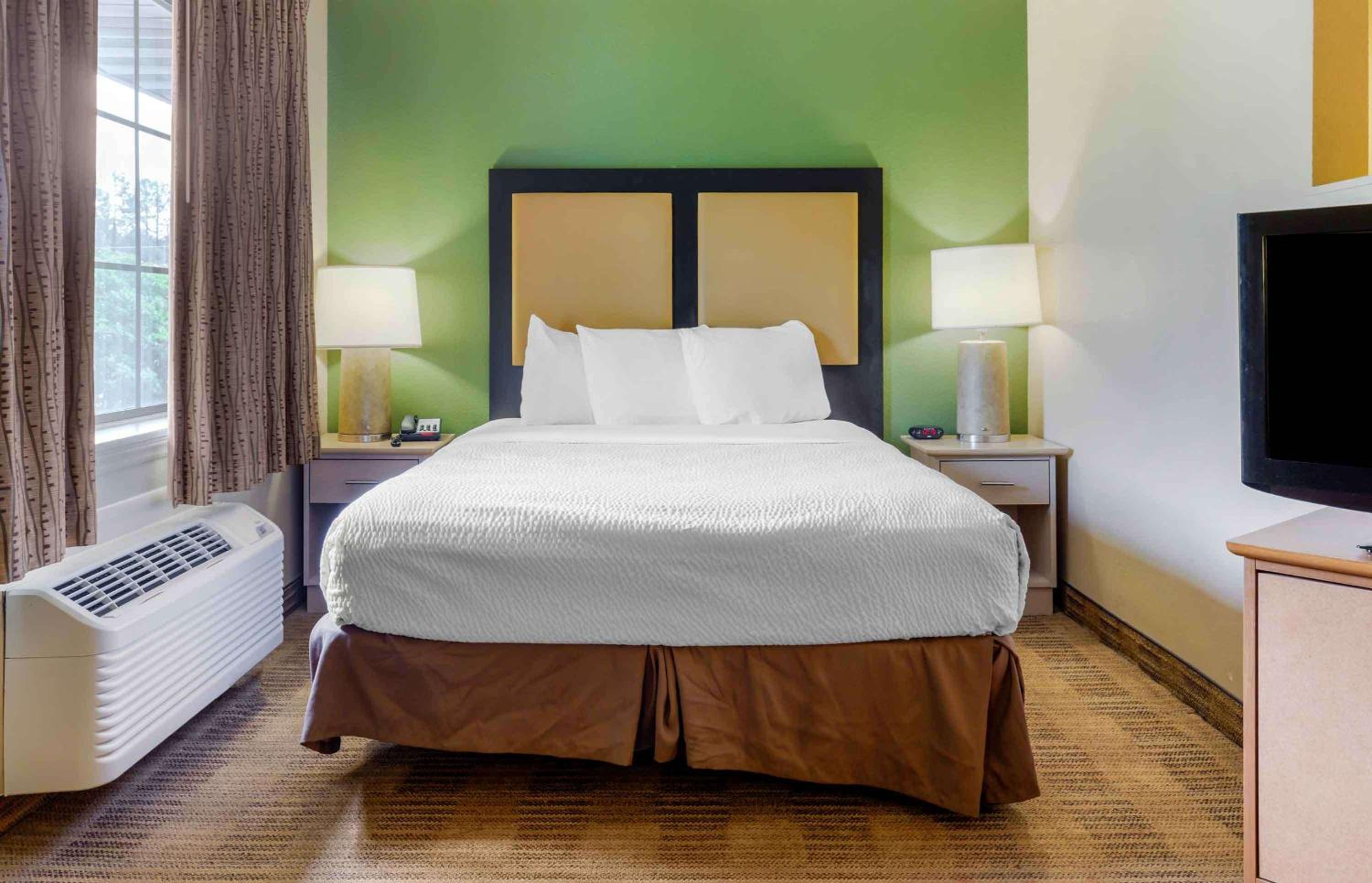 Deluxe Studio with 1 Queen Bed - Non-Smoking - Photo 1