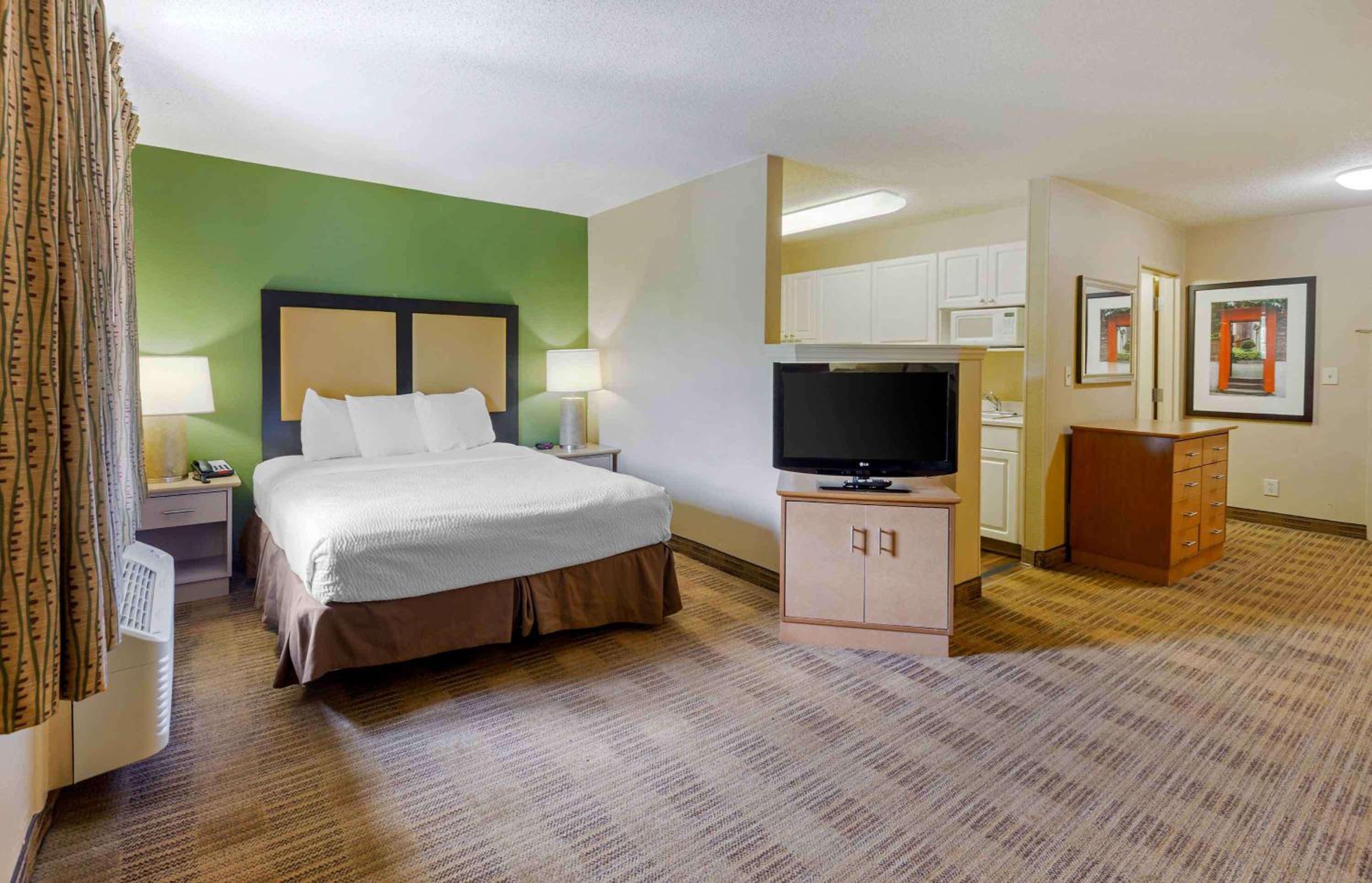 Deluxe Studio with 1 Queen Bed - Non-Smoking - Photo 10