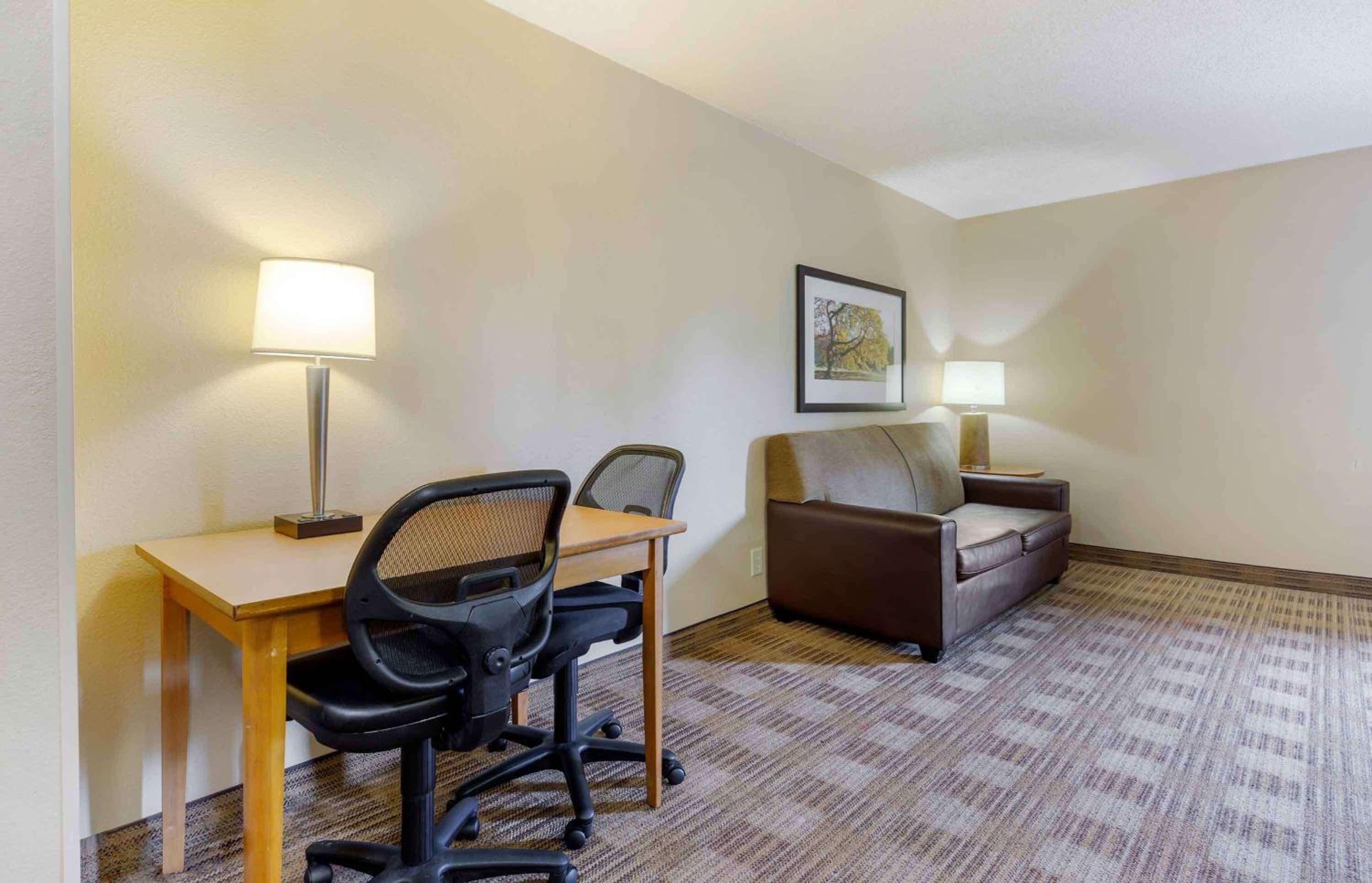 Deluxe Studio with 1 Queen Bed - Non-Smoking - Photo 11