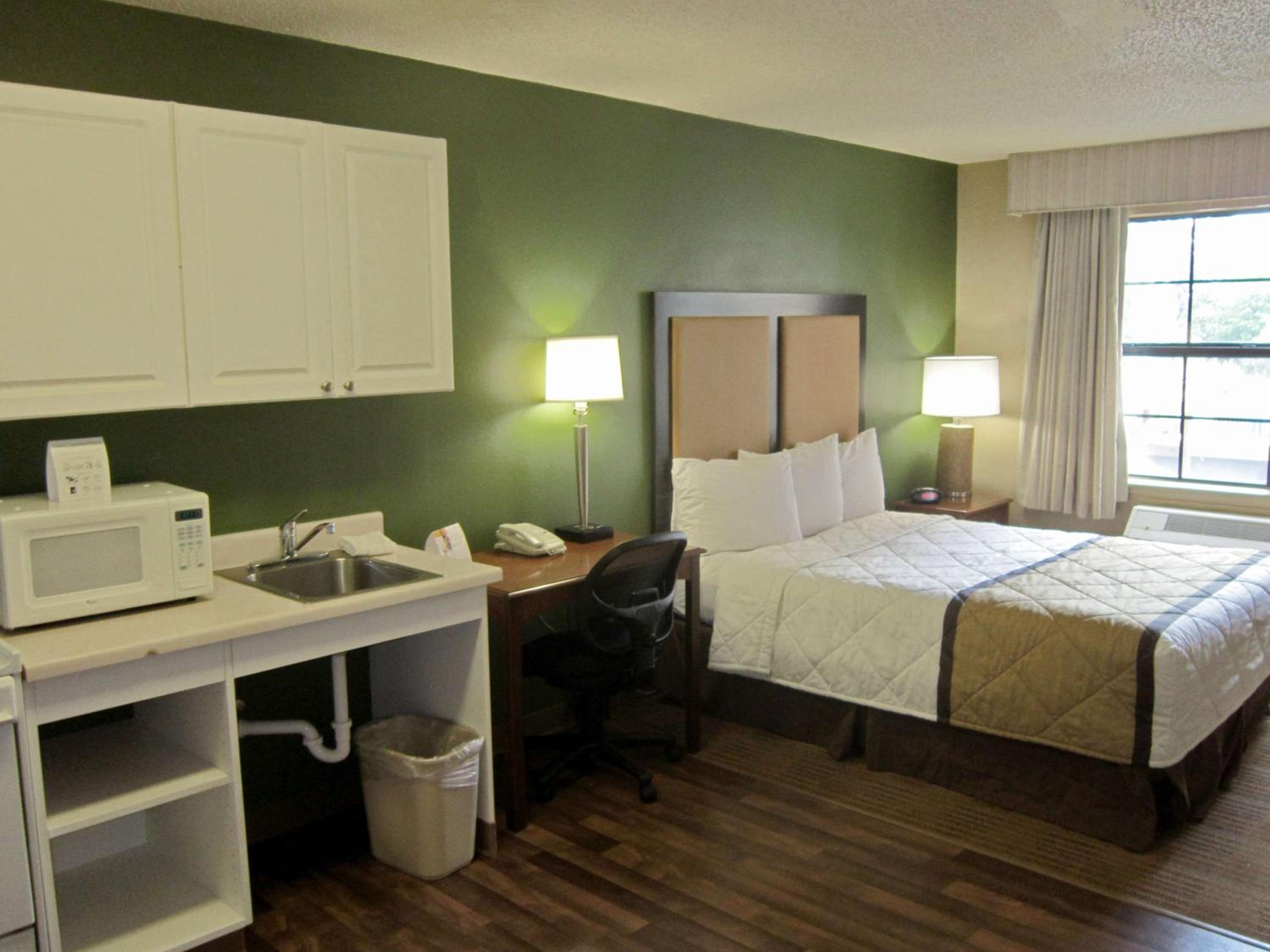 Queen studio with 1 Queen Bed - Disability Access/Non-Smoking photo 1