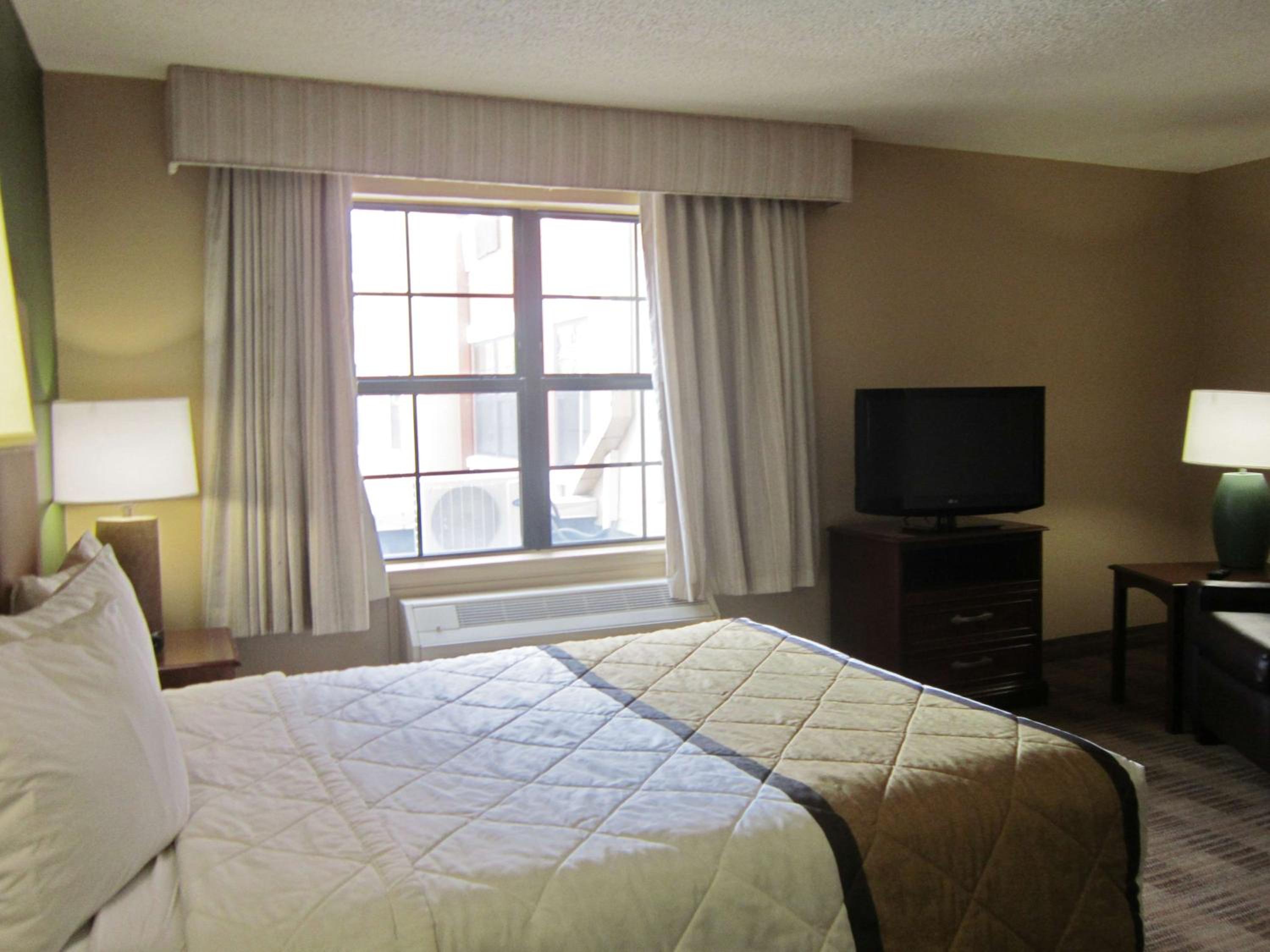 Queen studio with 1 Queen Bed - Disability Access/Non-Smoking photo 3