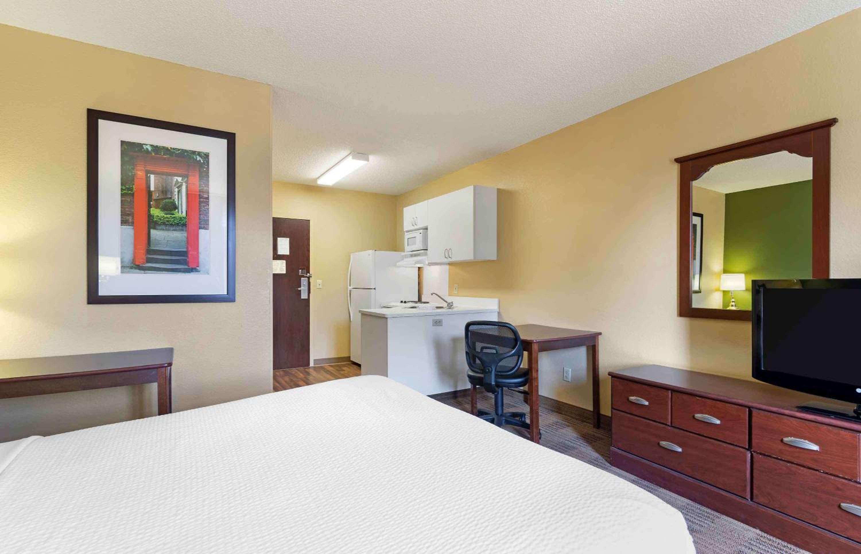 Queen studio with 1 Queen Bed - Disability Access/Non-Smoking - Photo 3