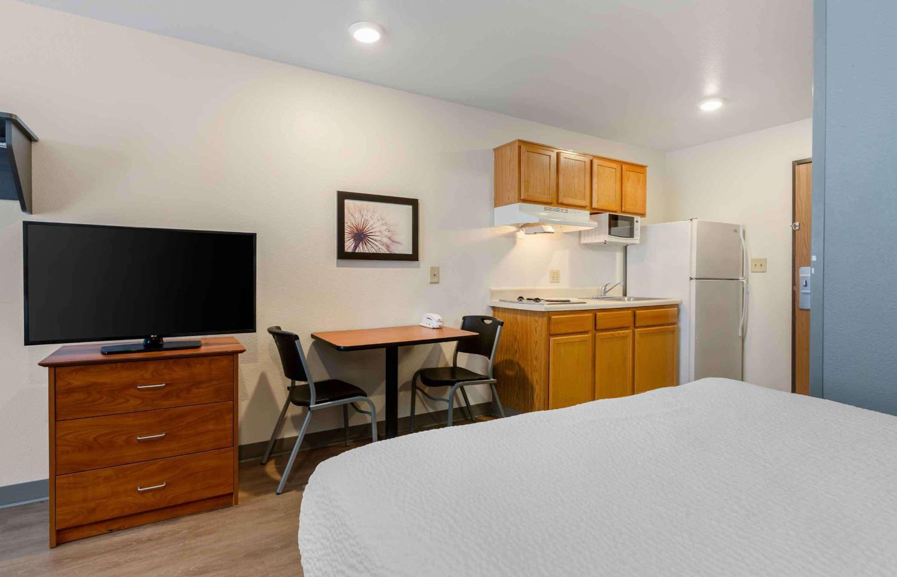 Standard Queen Room with Two Queen Beds - Non-Smoking photo 3