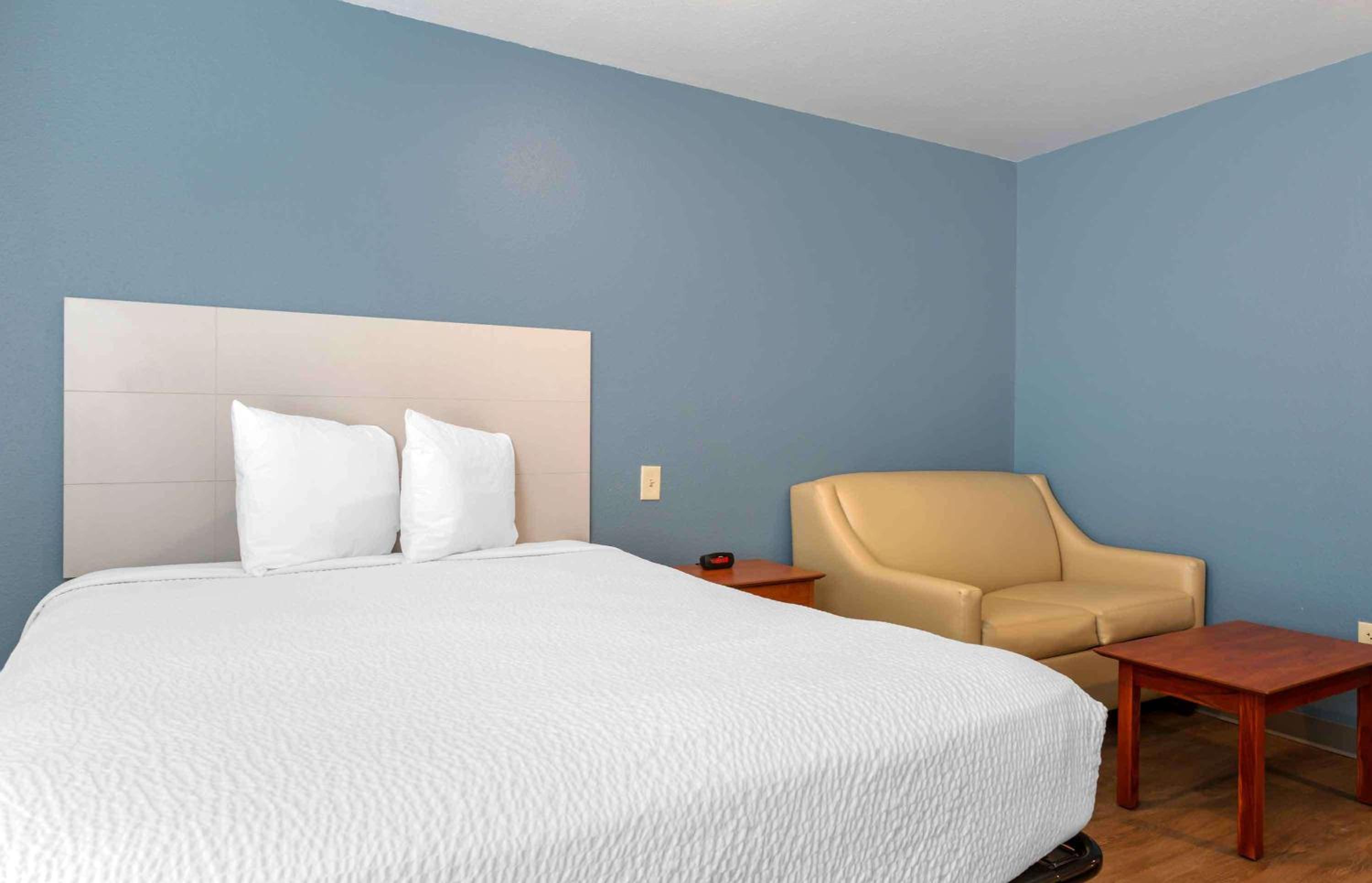 1 Queen Bed | ADA/RI Shower/Nsmk/Kitchen photo 3