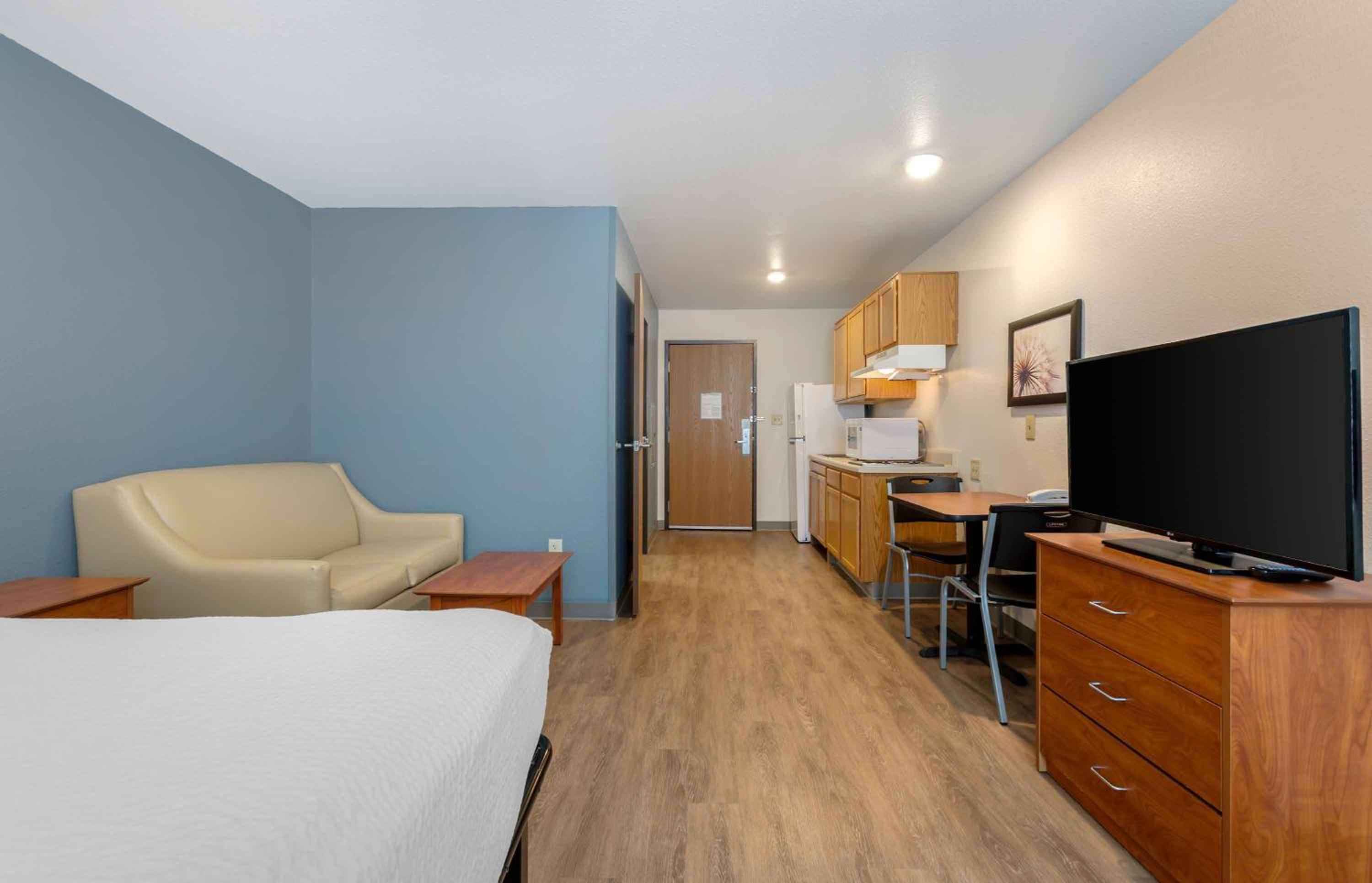 1 Queen Bed | ADA/RI Shower/Nsmk/Kitchen photo 2