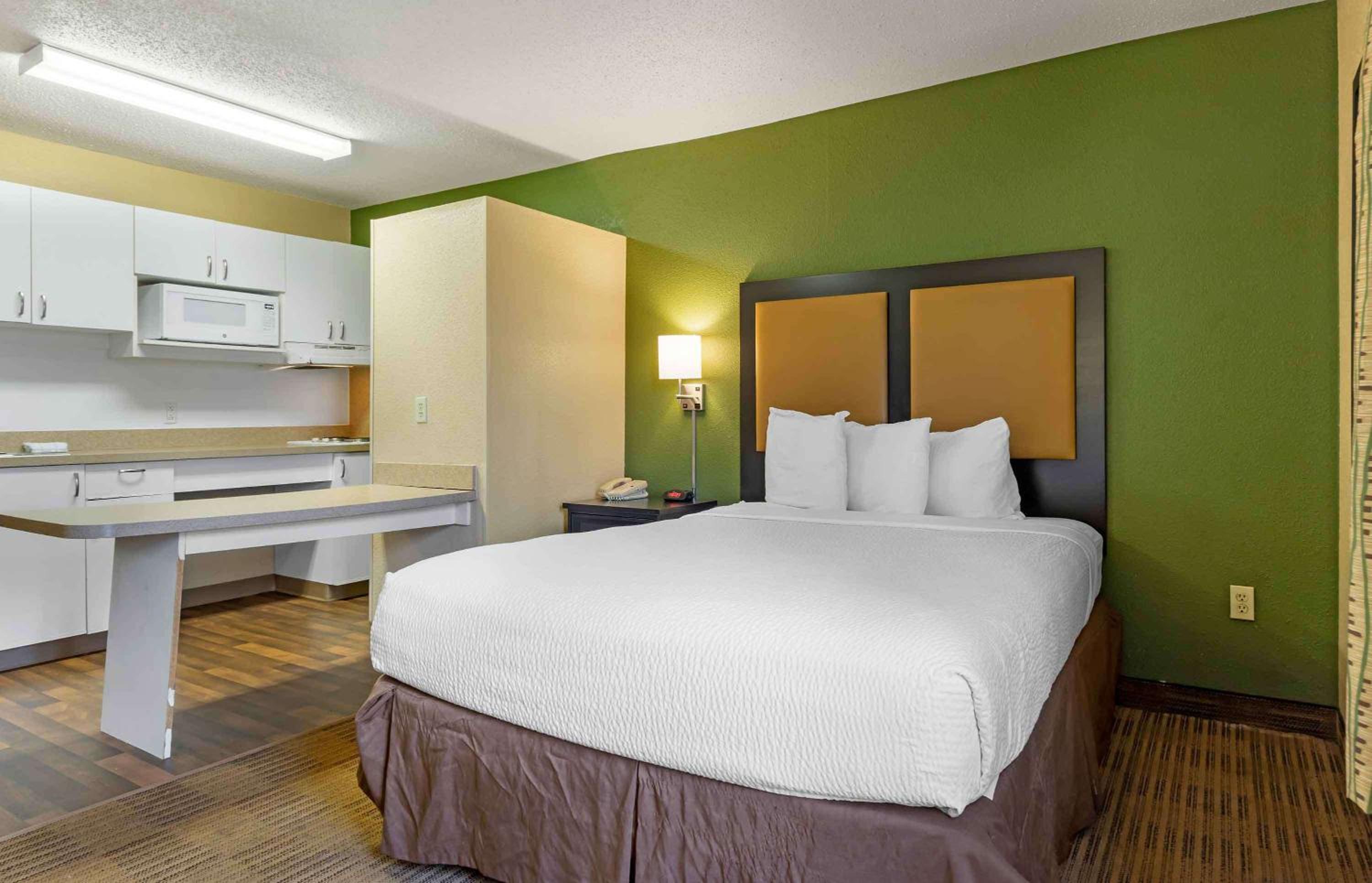 Queen studio with 1 Queen Bed - Disability Access/Non-Smoking - Photo 11