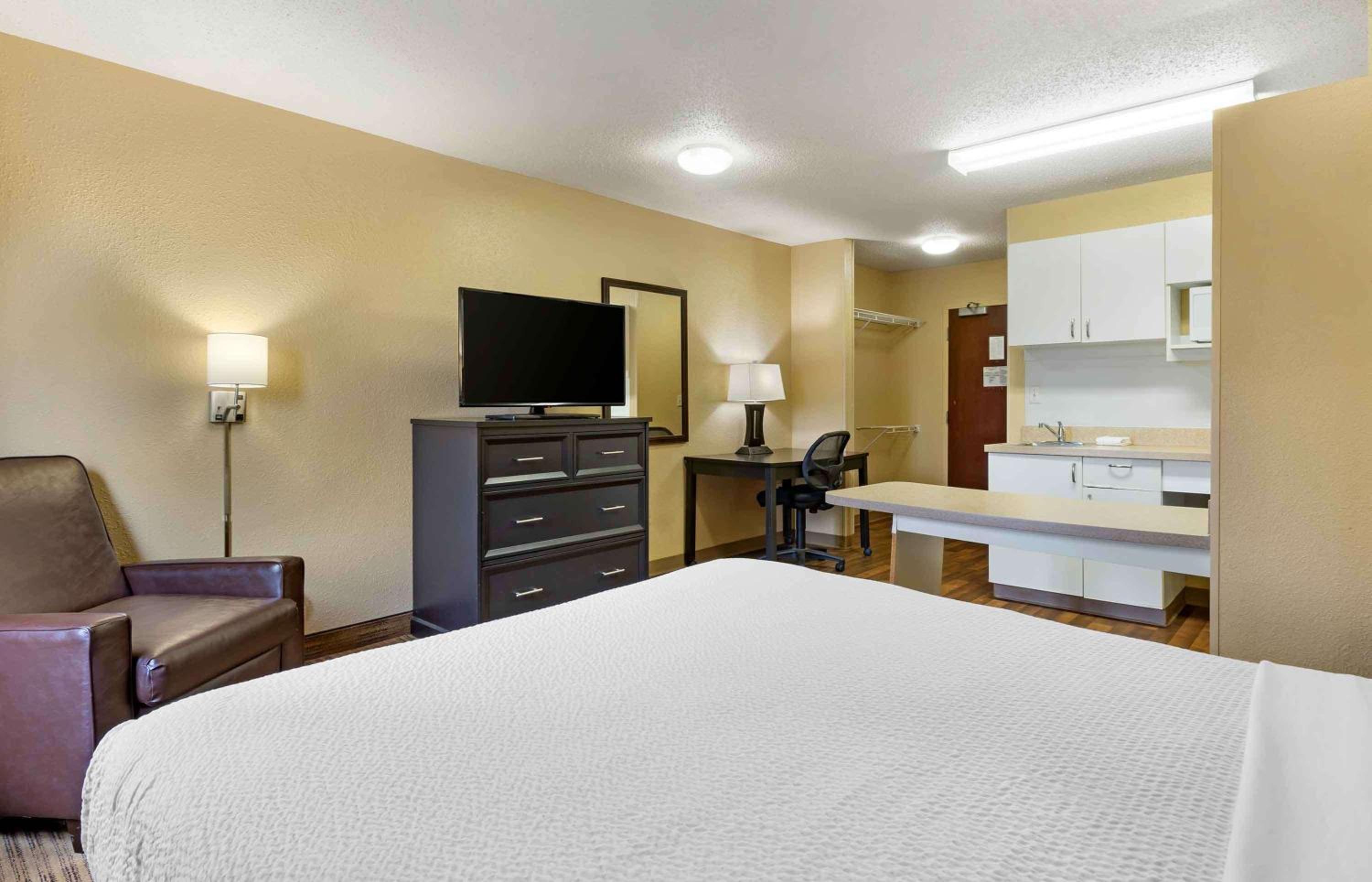 Queen studio with 1 Queen Bed - Disability Access/Non-Smoking - Photo 4