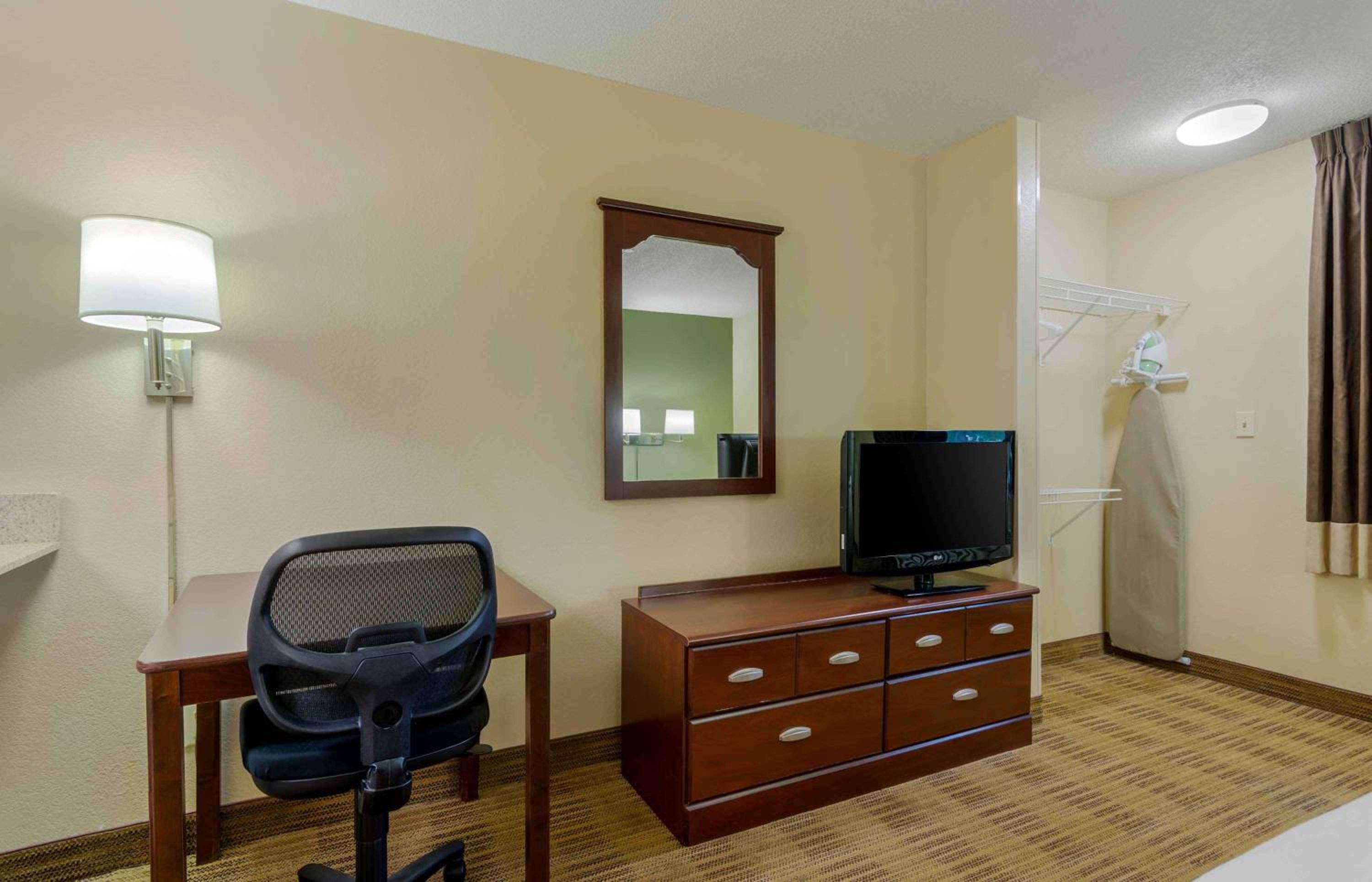 Queen studio with 1 Queen Bed - Disability Access/Non-Smoking - Photo 2