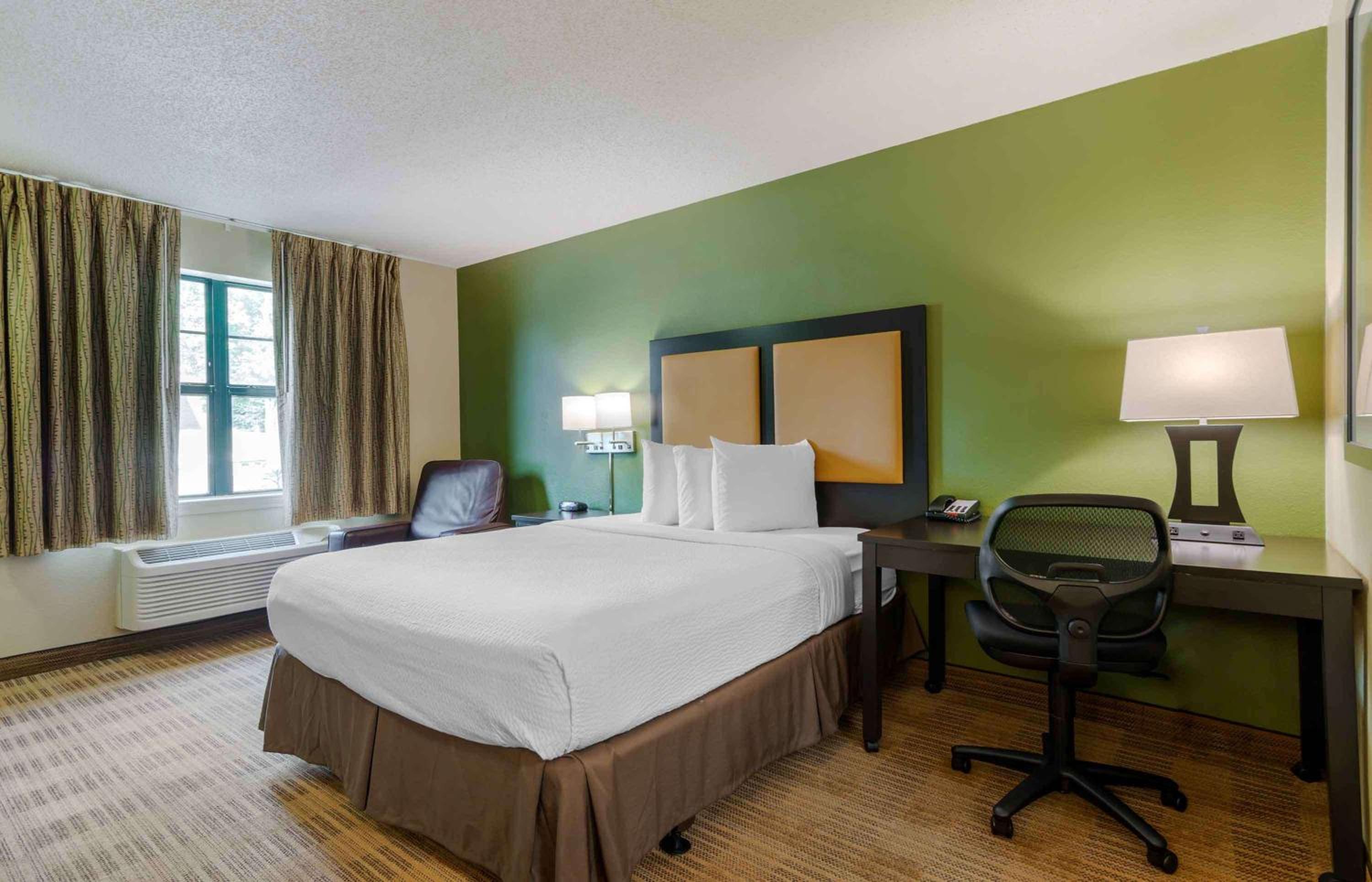 Queen studio with 1 Queen Bed - Disability Access/Non-Smoking - Photo 1