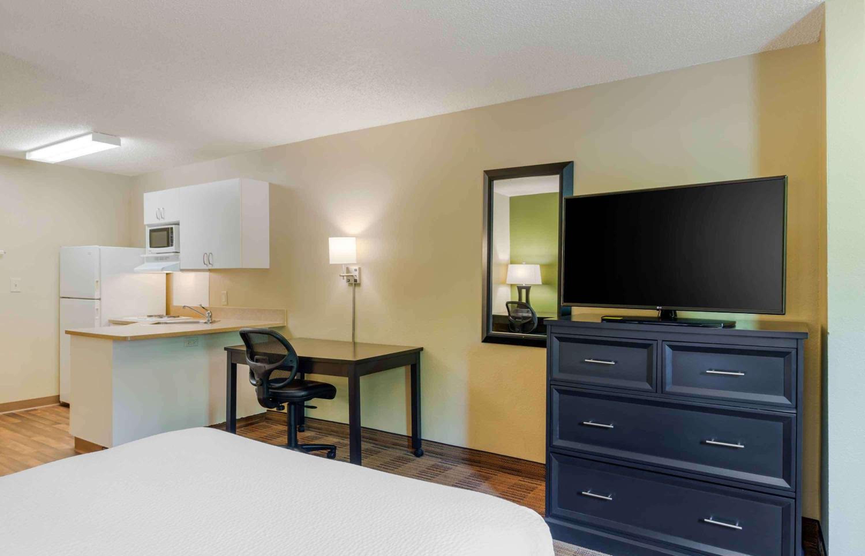 Queen studio with 1 Queen Bed - Disability Access/Non-Smoking - Photo 5