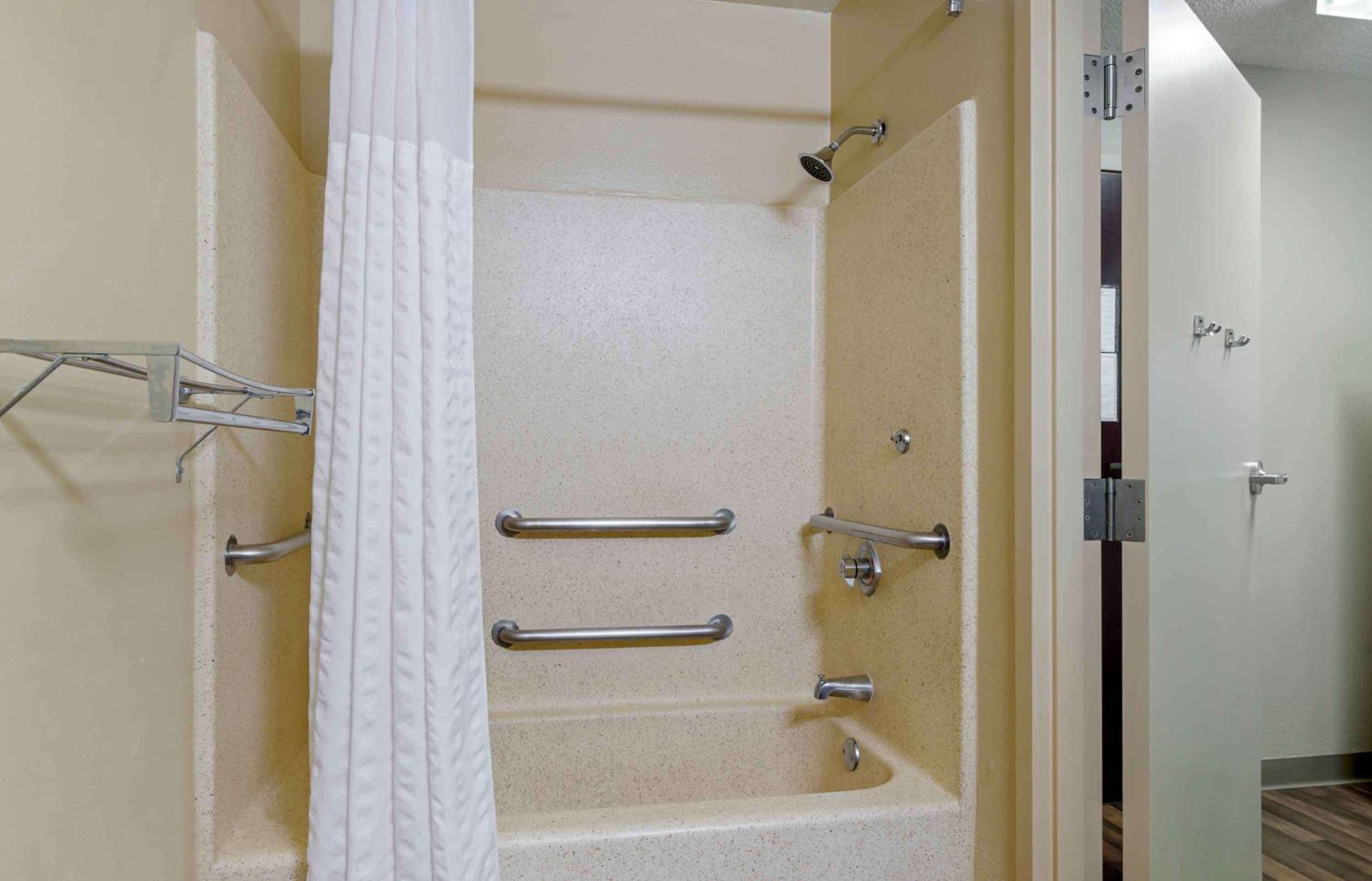 Queen studio with 1 Queen Bed - Disability Access/Non-Smoking - Photo 3
