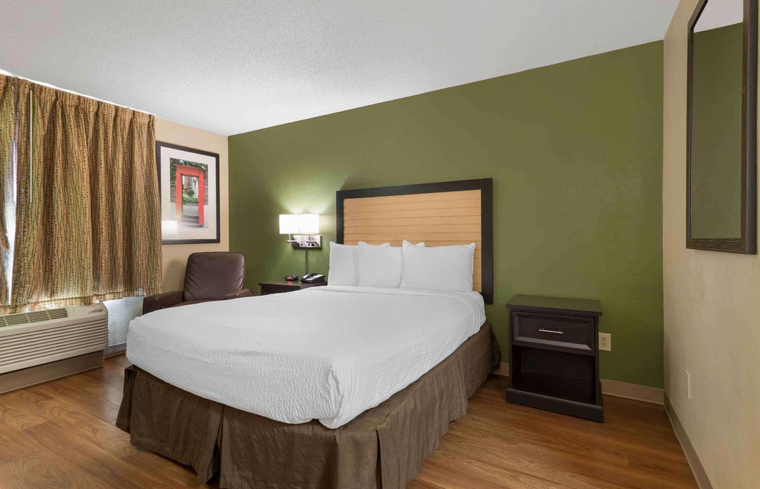 Queen studio with 1 Queen Bed - Disability Access/Non-Smoking - Photo 1