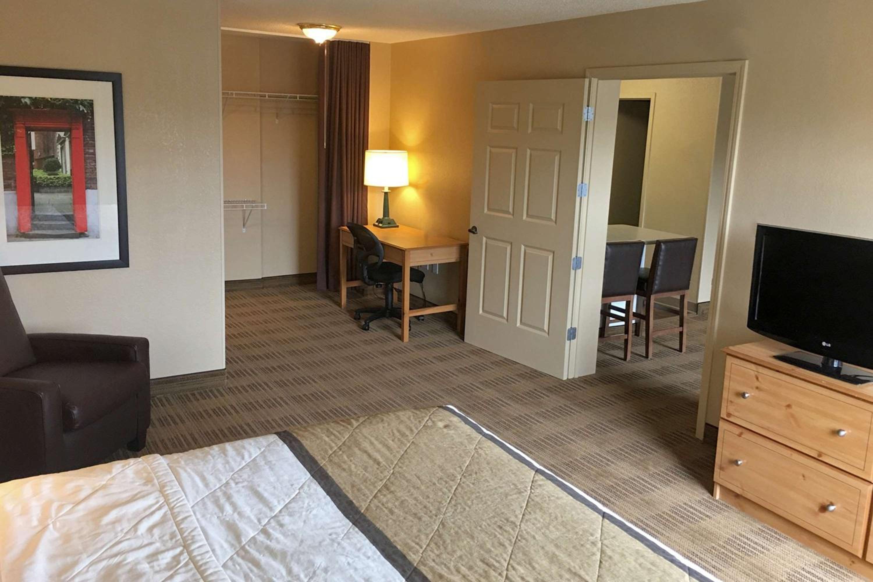 One Bedroom Suite - Non-Smoking - Photo 11