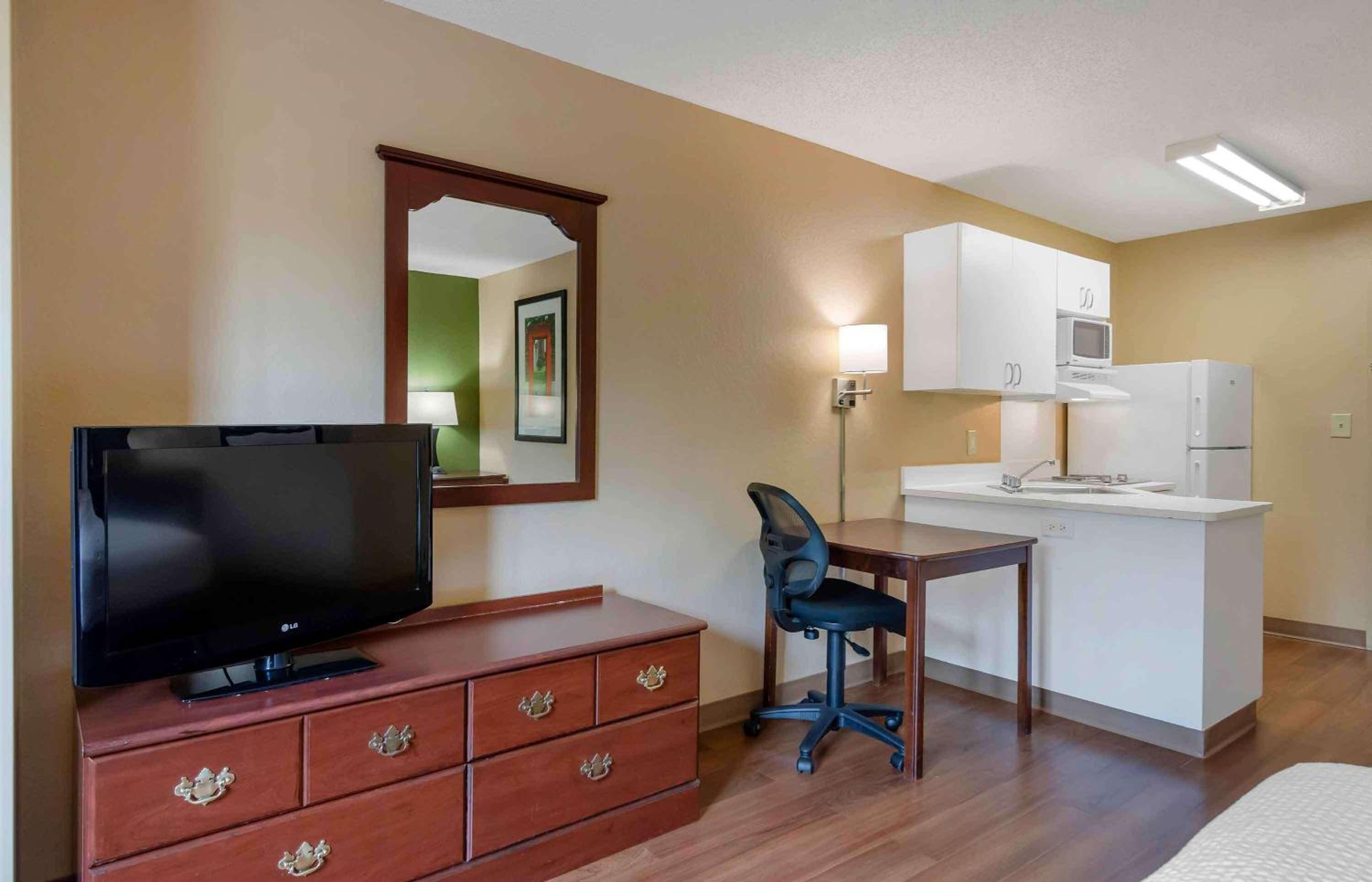 Queen studio with 1 Queen Bed - Disability Access/Non-Smoking - Photo 3