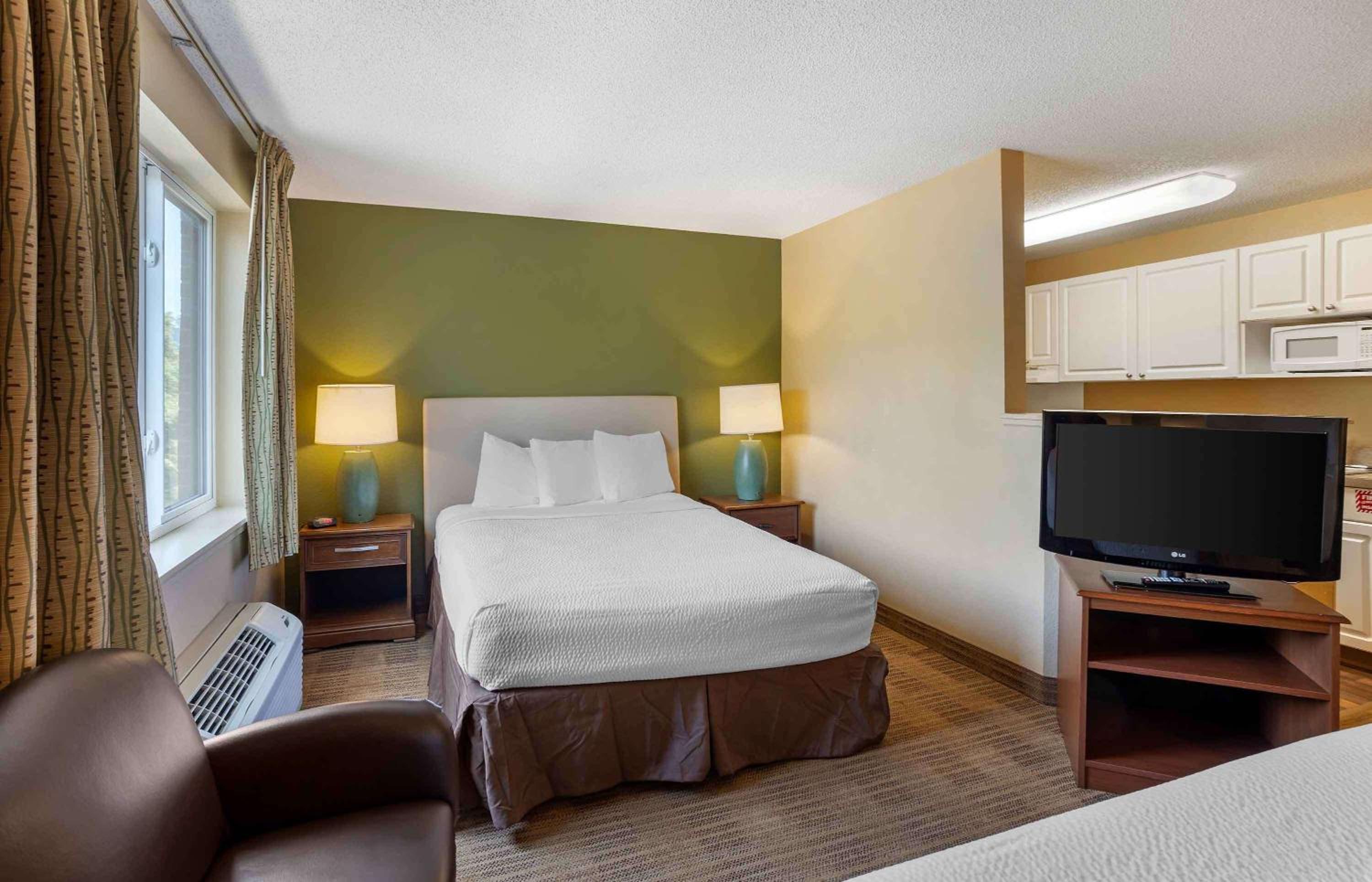 Studio with 2 Queen Beds - Non-Smoking - Photo 6