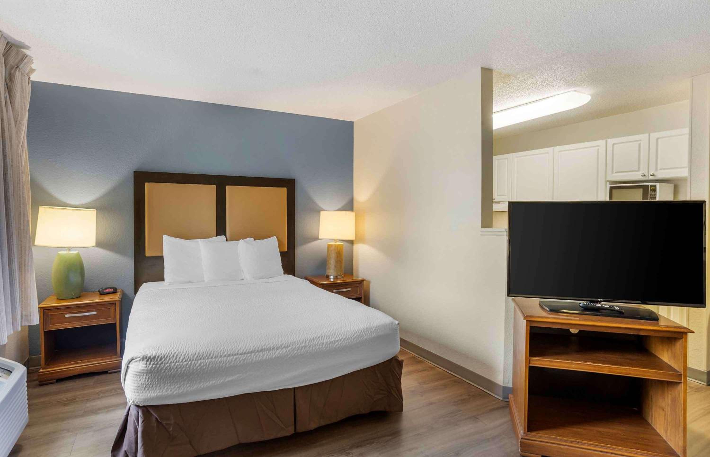 Deluxe Studio with 1 Queen Bed - Non-Smoking - Photo 1