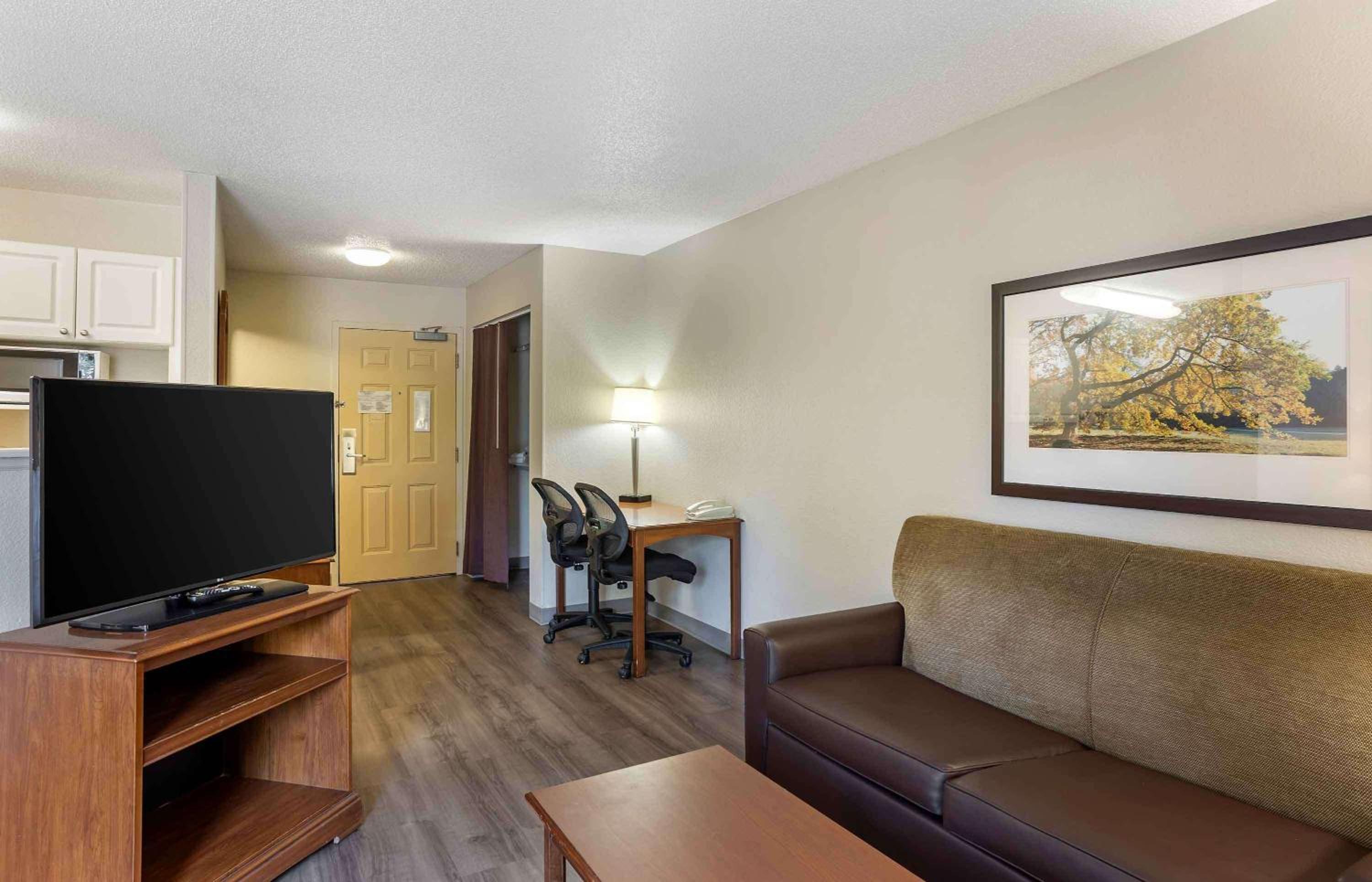 Deluxe Studio with 1 Queen Bed - Non-Smoking - Photo 5