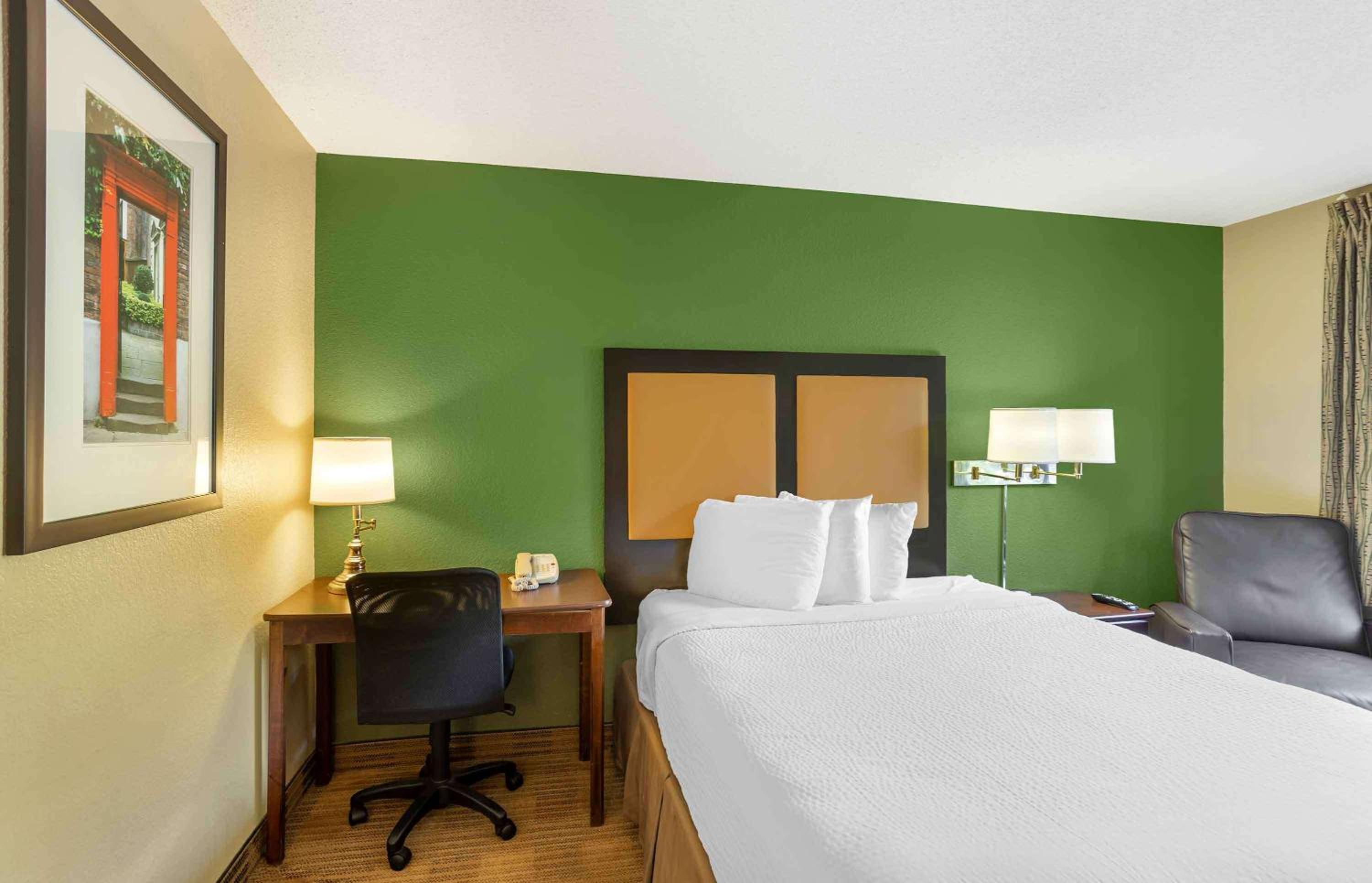 Queen Studio With 1 Queen Bed - Disability Access/Non-Smoking - Photo 1