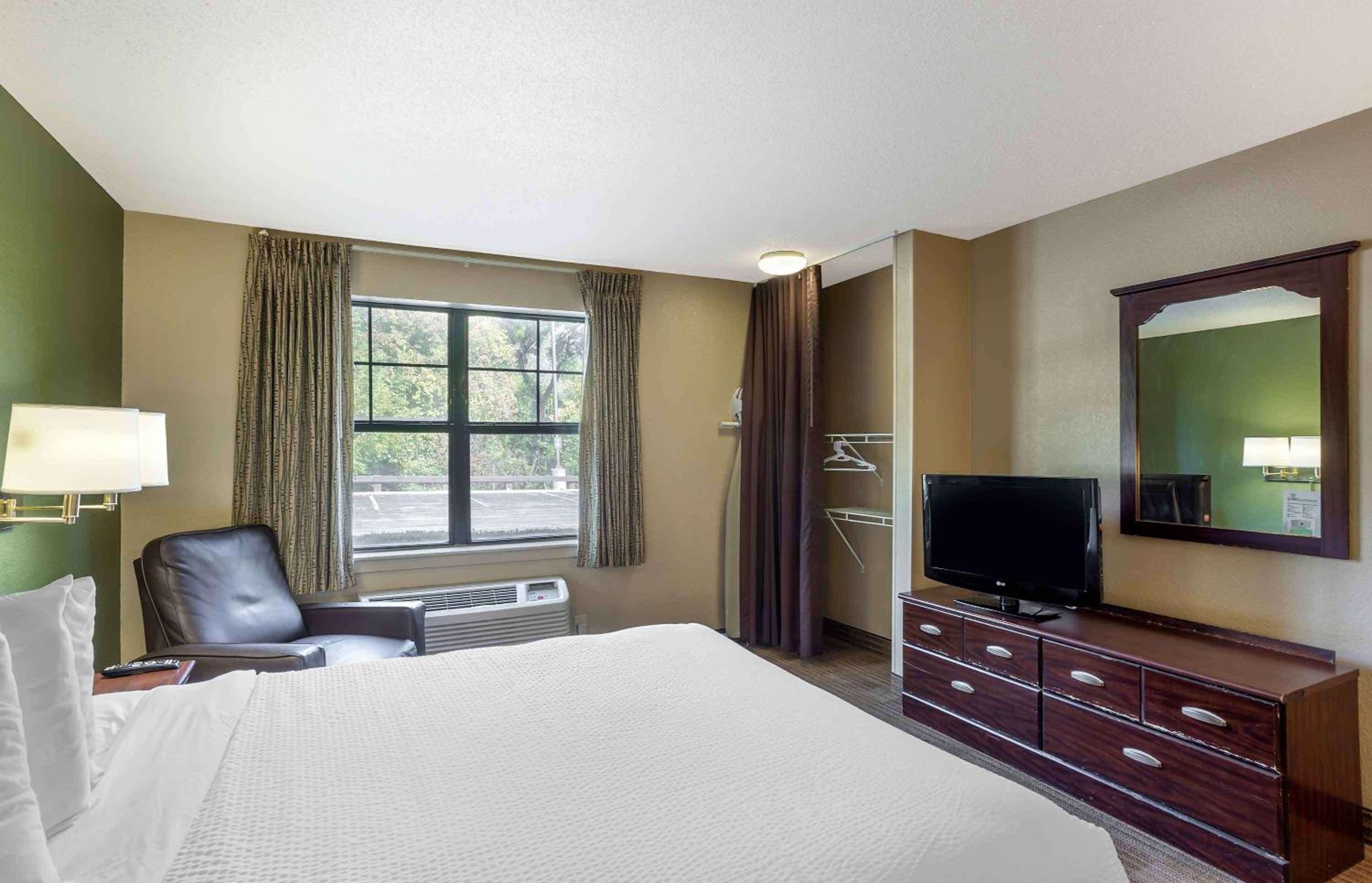 Queen Studio With 1 Queen Bed - Disability Access/Non-Smoking - Photo 5