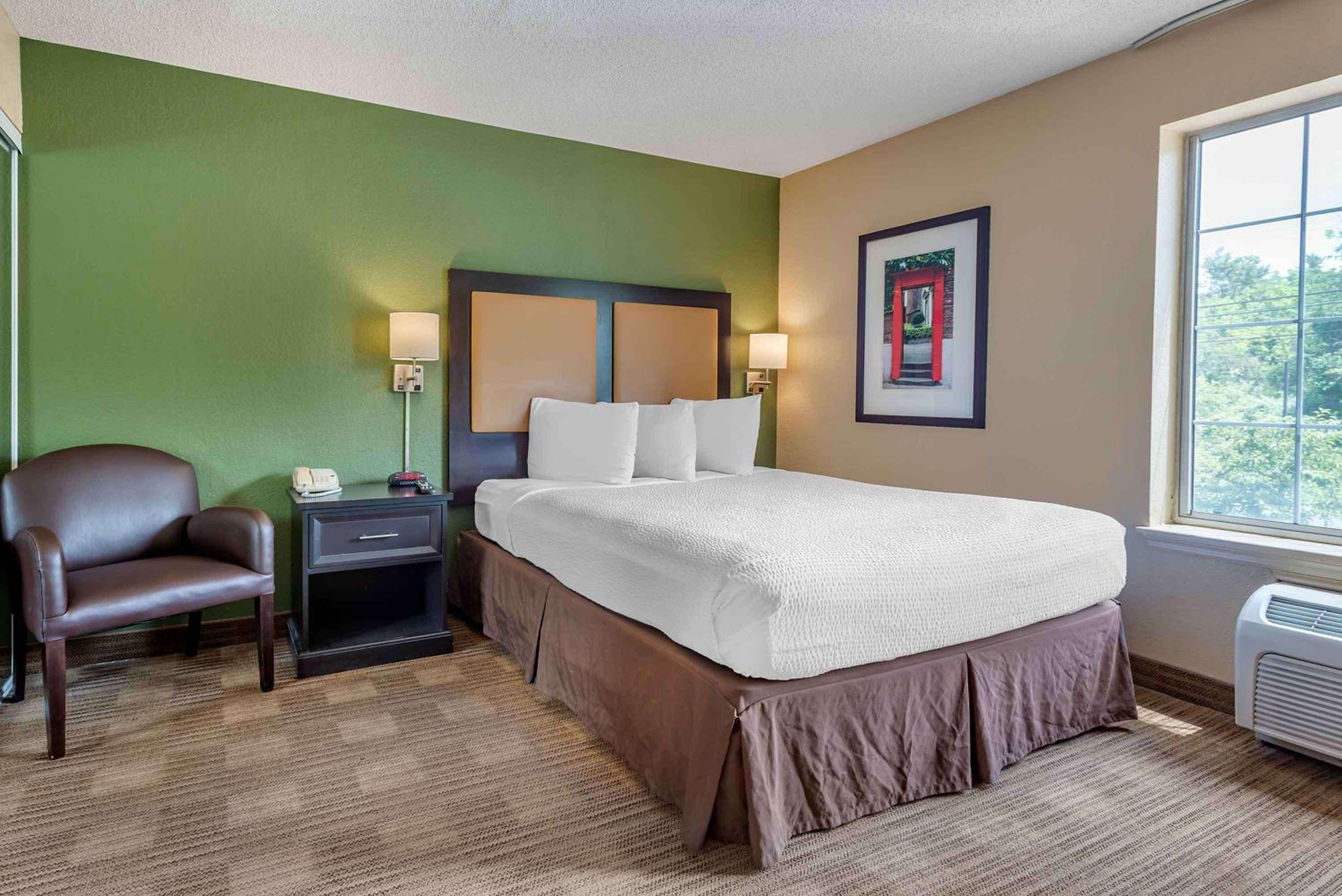 Queen studio with 1 Queen Bed - Disability Access/Non-Smoking - Photo 1
