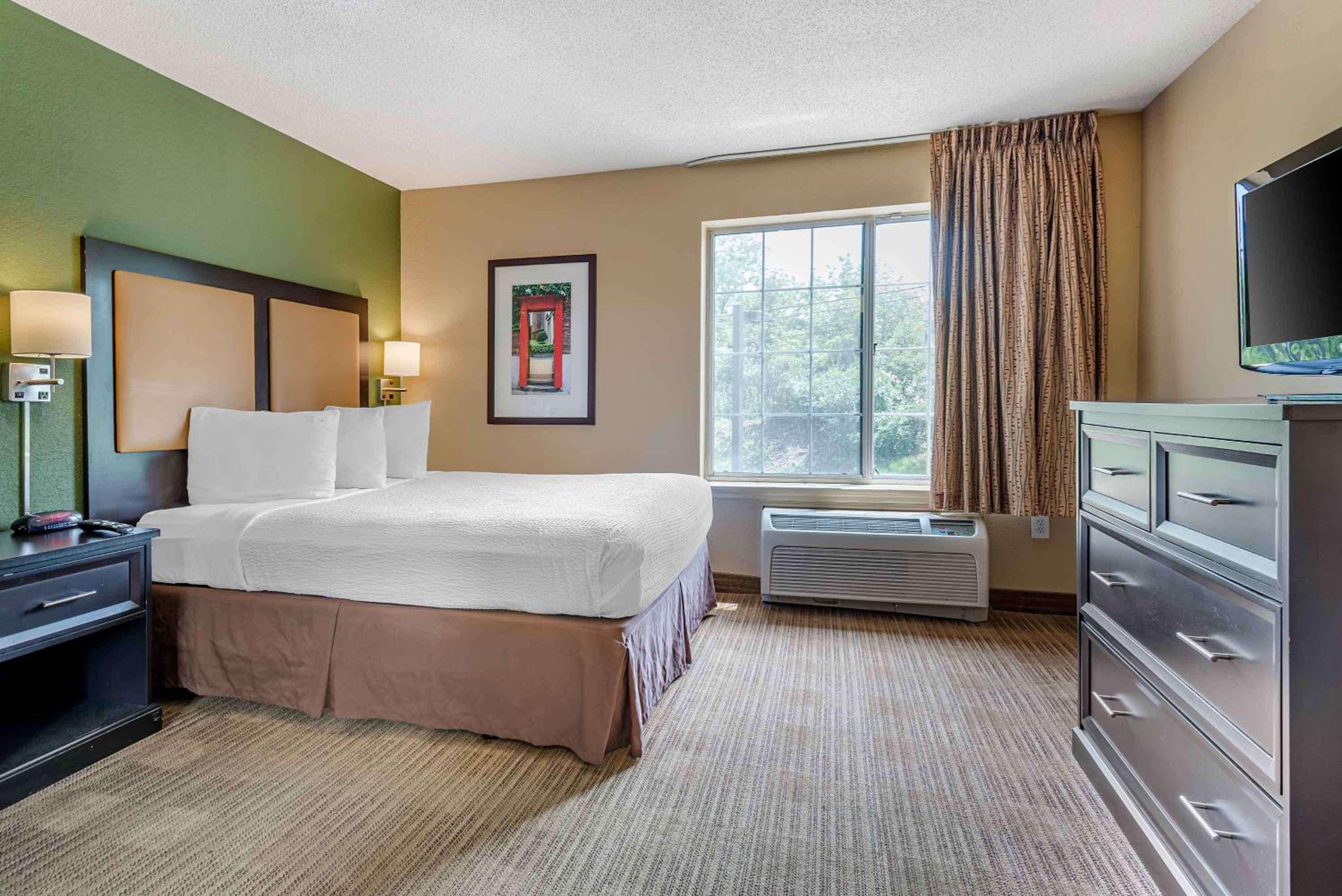 Queen studio with 1 Queen Bed - Disability Access/Non-Smoking - Photo 4