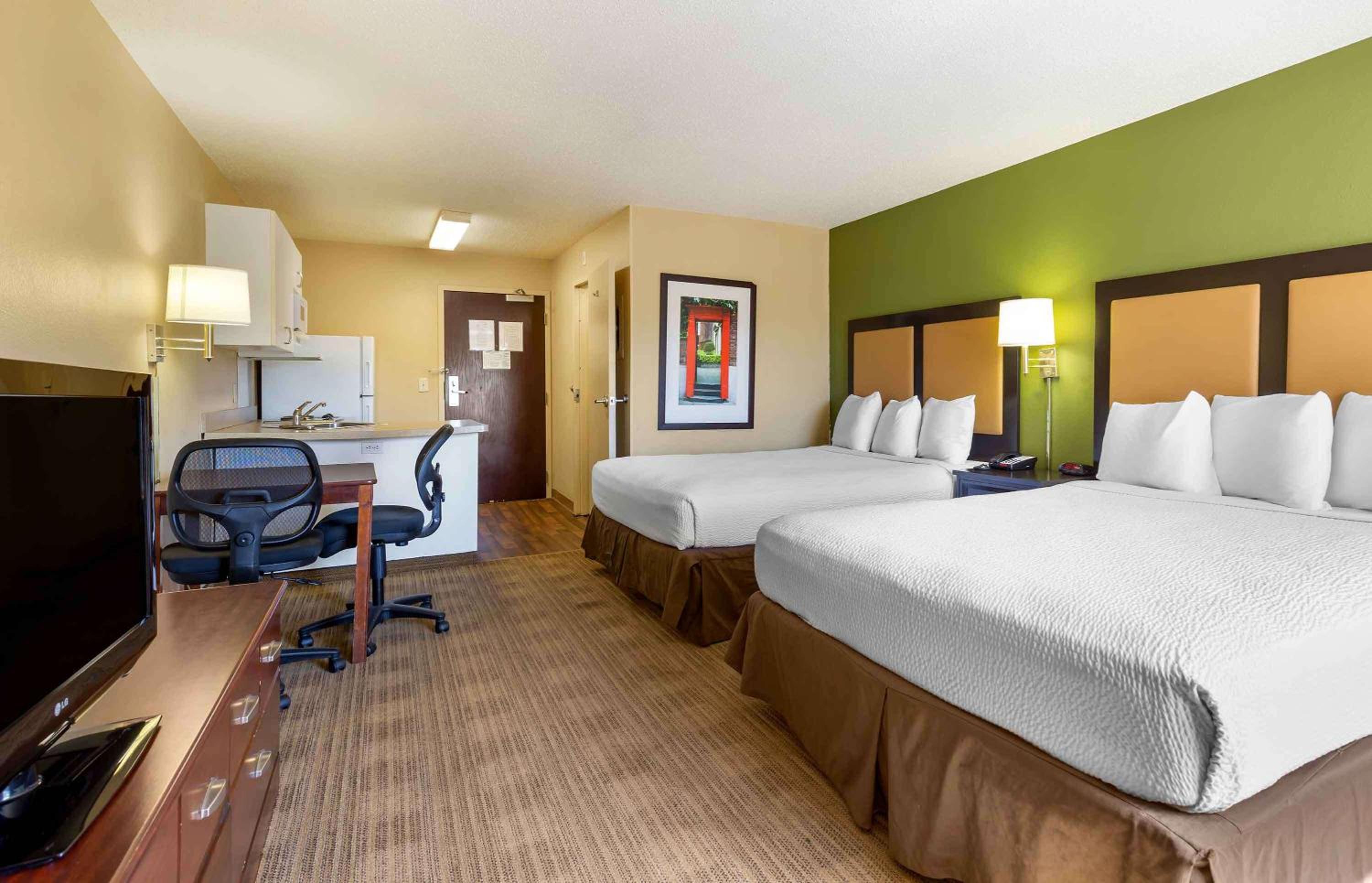 Studio with 2 Queen Beds - Non-Smoking - Photo 4