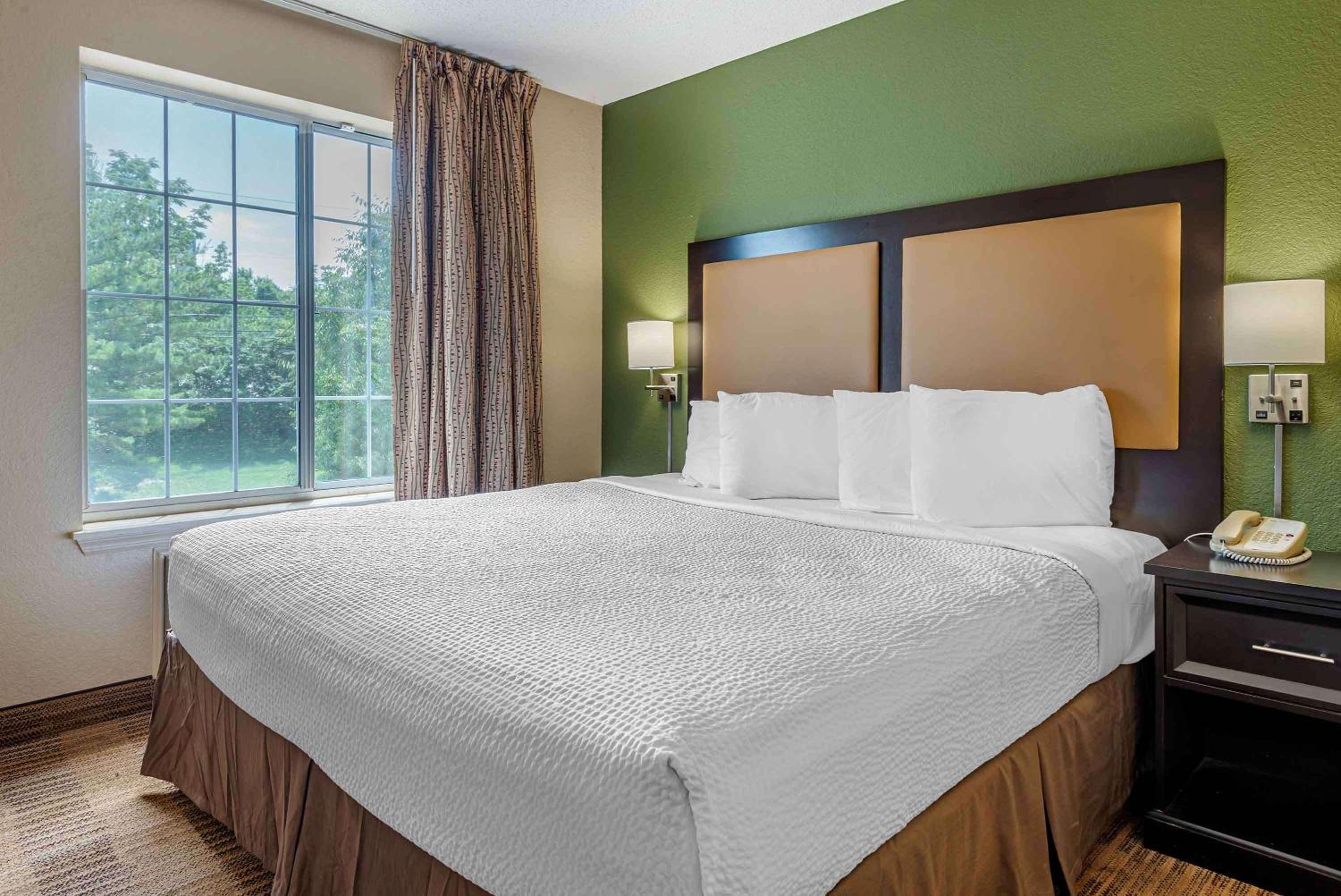 Deluxe Studio with 1 King Bed - Non-Smoking - Photo 1