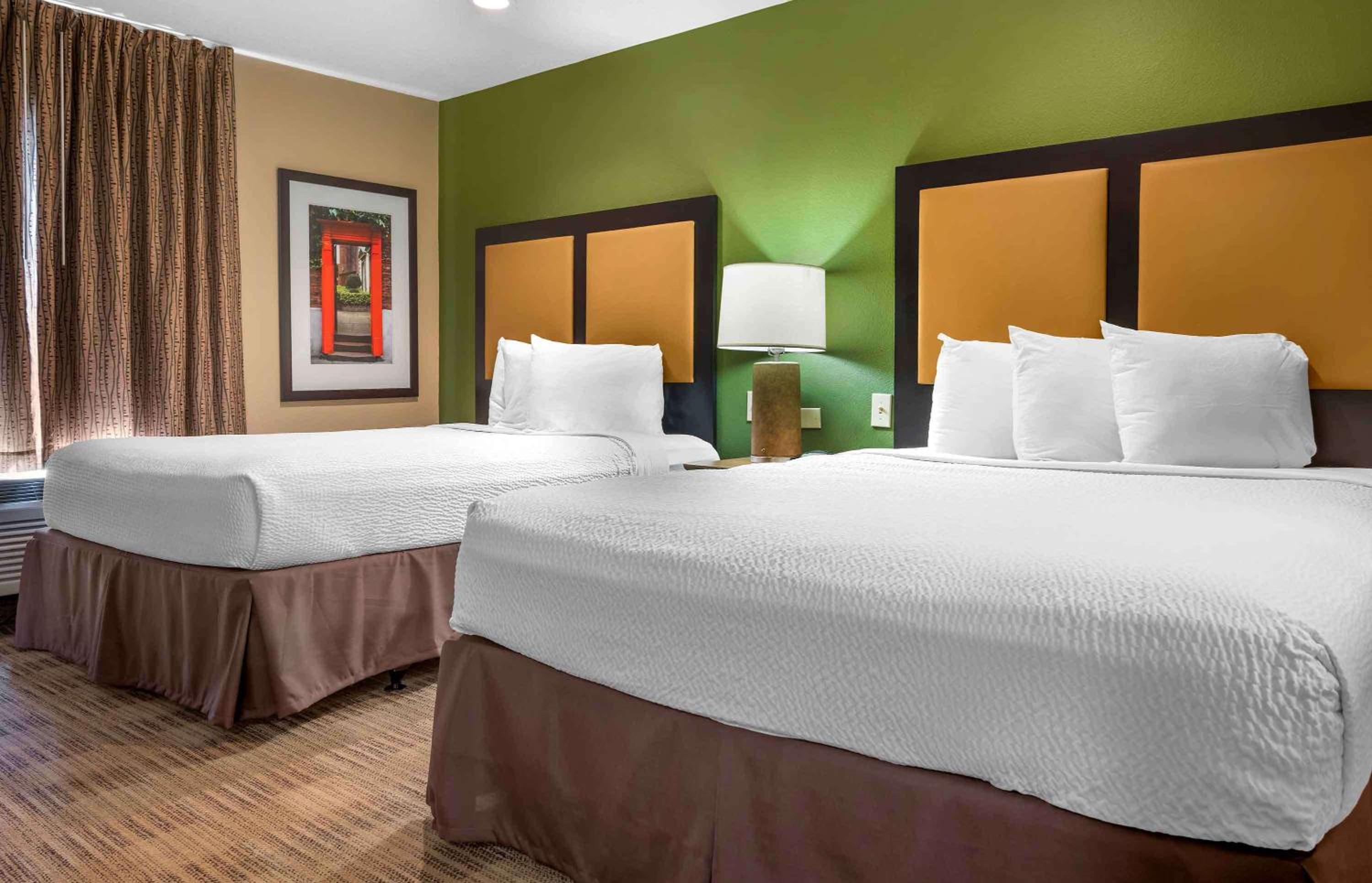 Deluxe Studio with 2 Queen Beds - Non-Smoking - Photo 1