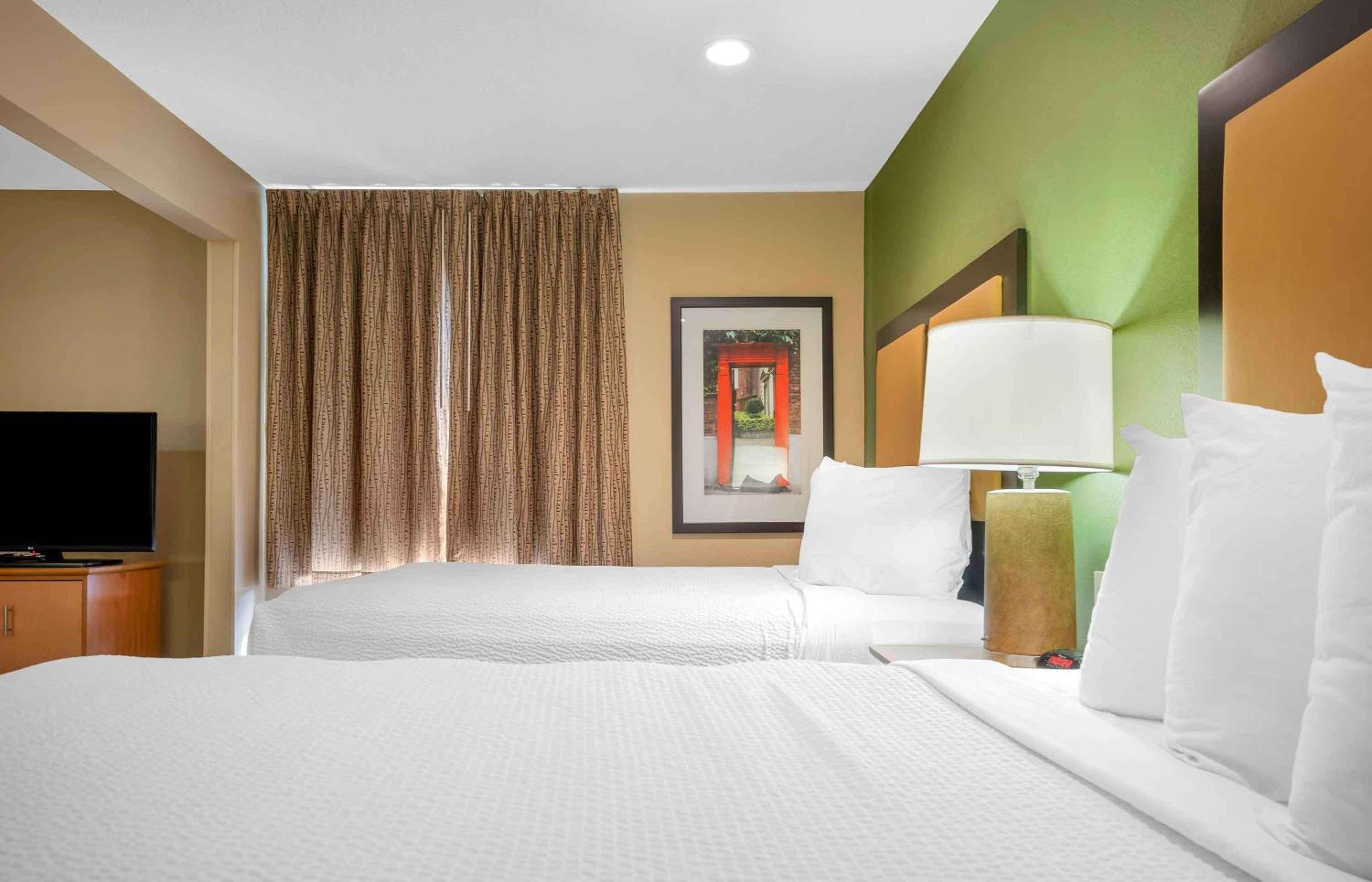 Deluxe Studio with 2 Queen Beds - Non-Smoking - Photo 7