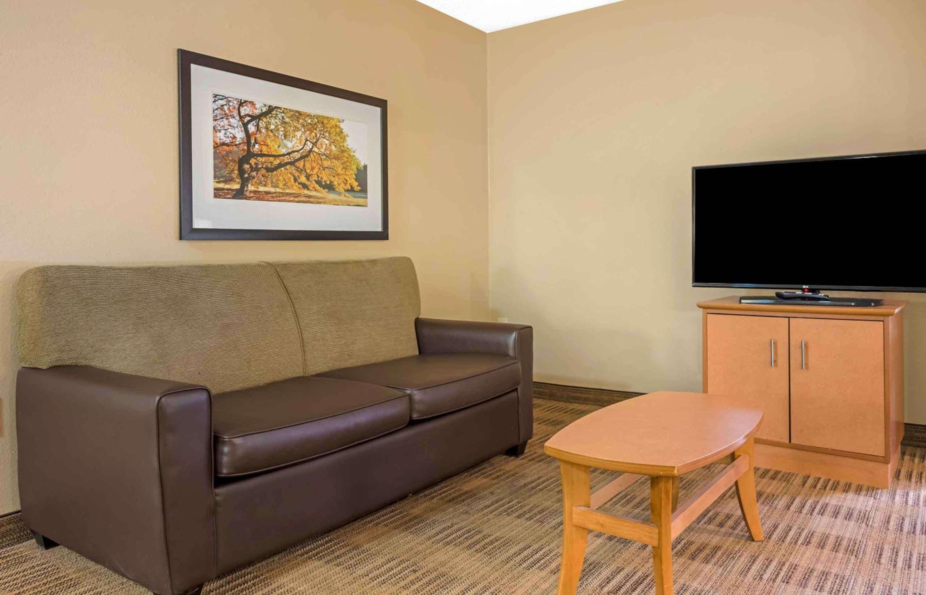 Deluxe Studio with 2 Queen Beds - Non-Smoking - Photo 8