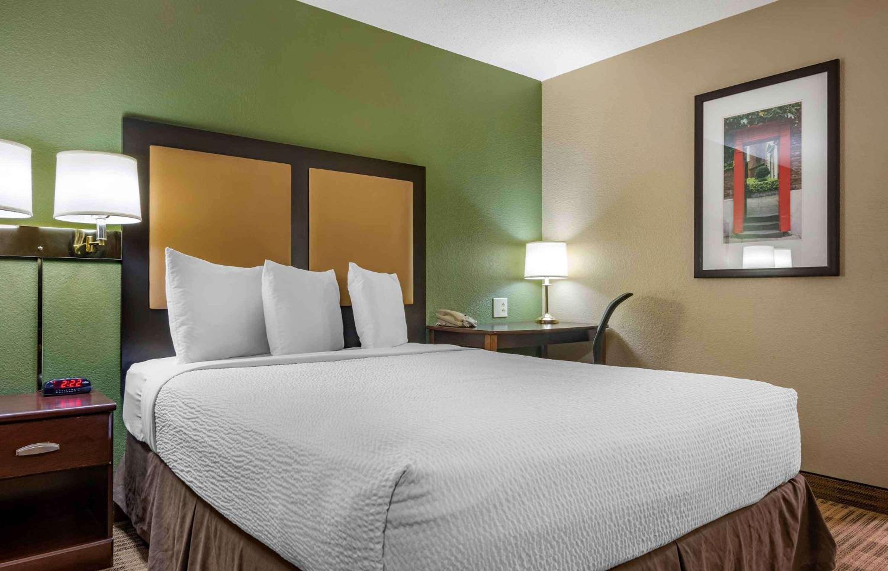 Queen studio with 1 Queen Bed - Disability Access/Non-Smoking - Photo 3