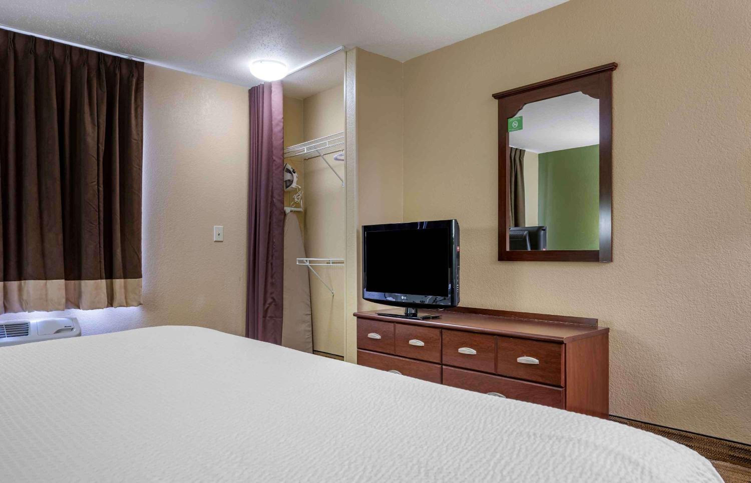 Studio with 1 King Bed - Non-Smoking - Photo 10