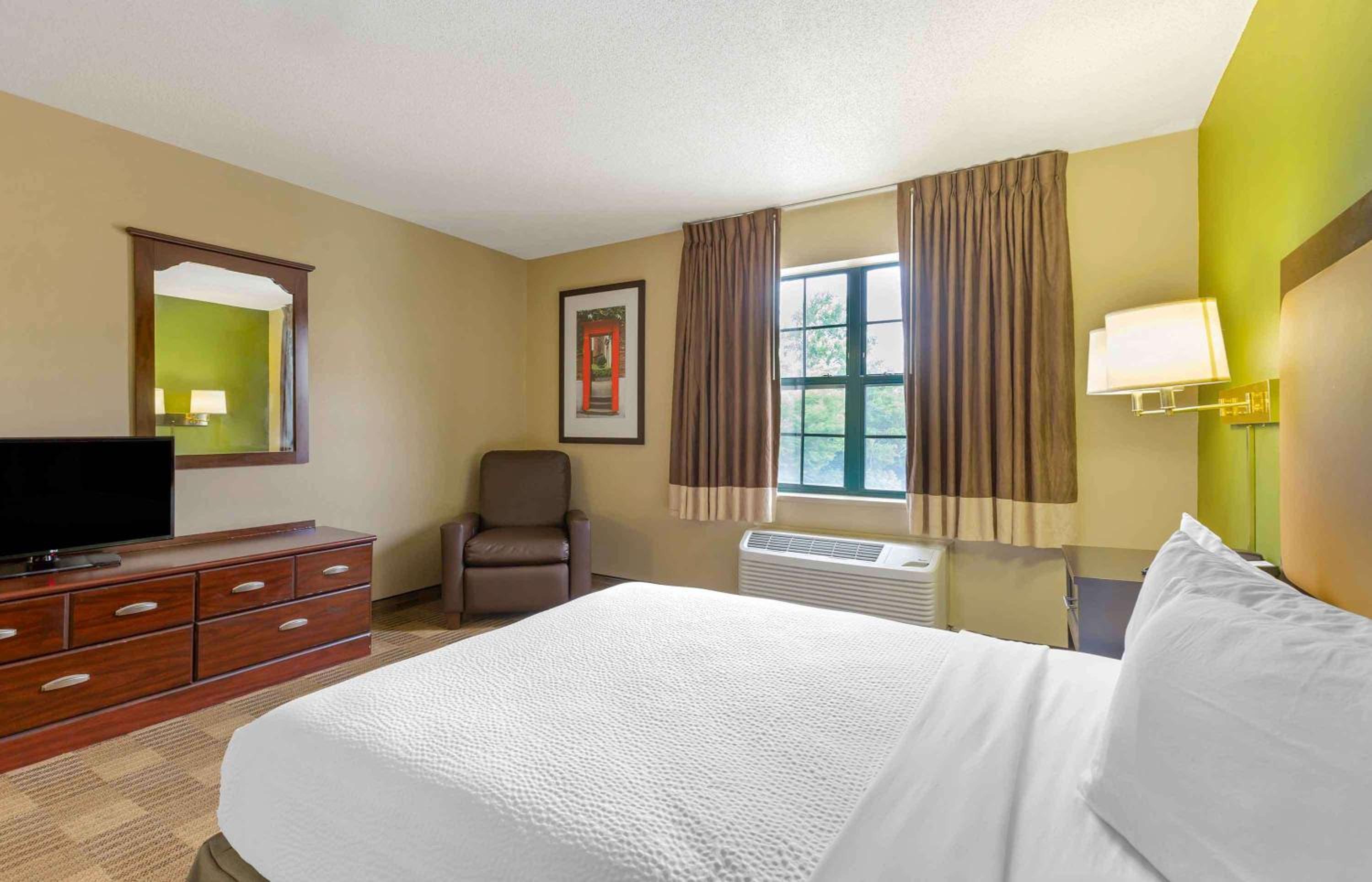 Queen studio with 1 Queen Bed - Disability Access/Non-Smoking - Photo 2