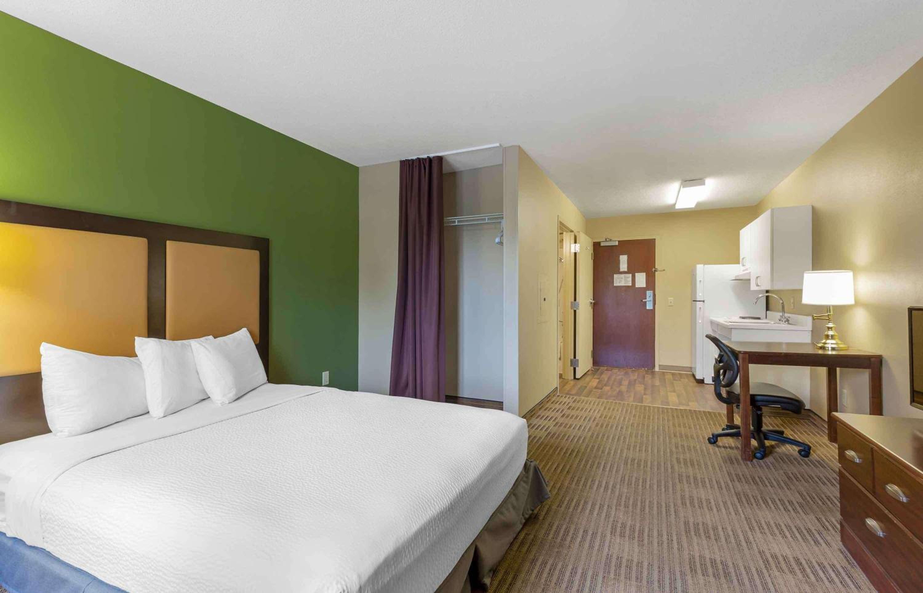 Queen studio with 1 Queen Bed - Disability Access/Non-Smoking - Photo 3