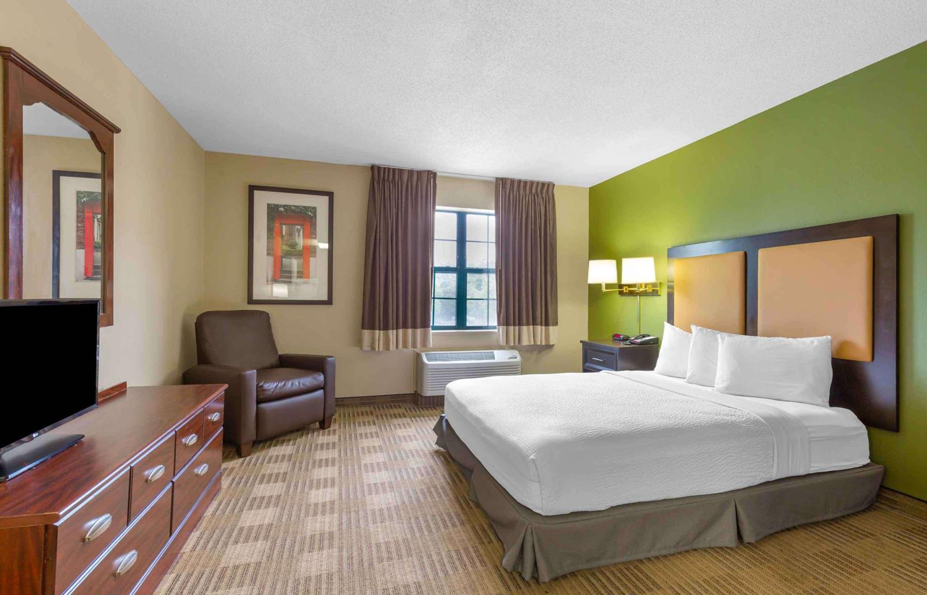 Queen studio with 1 Queen Bed - Disability Access/Non-Smoking - Photo 1