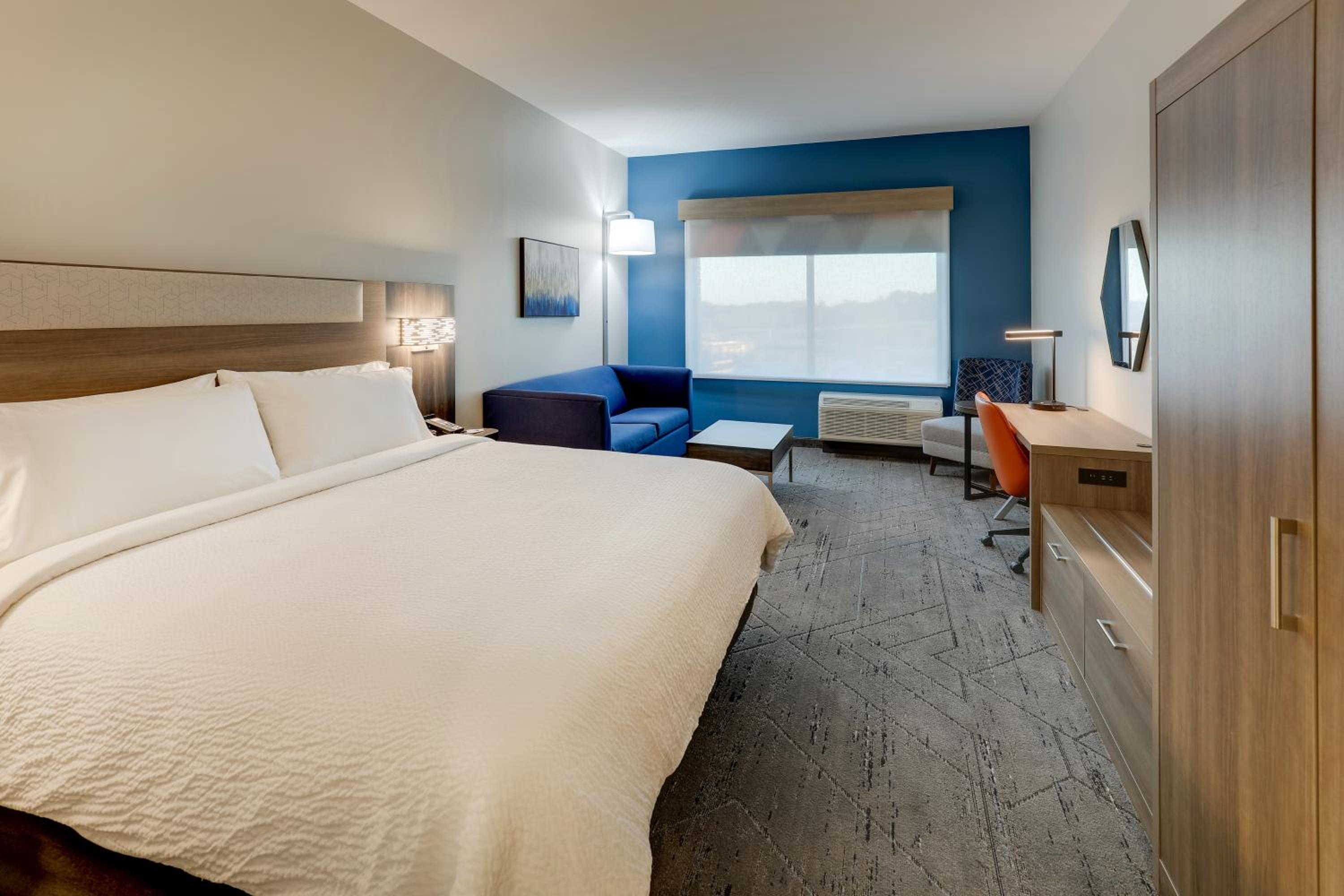 King Suite with Sofa Bed - Communications Accessible - Photo 5