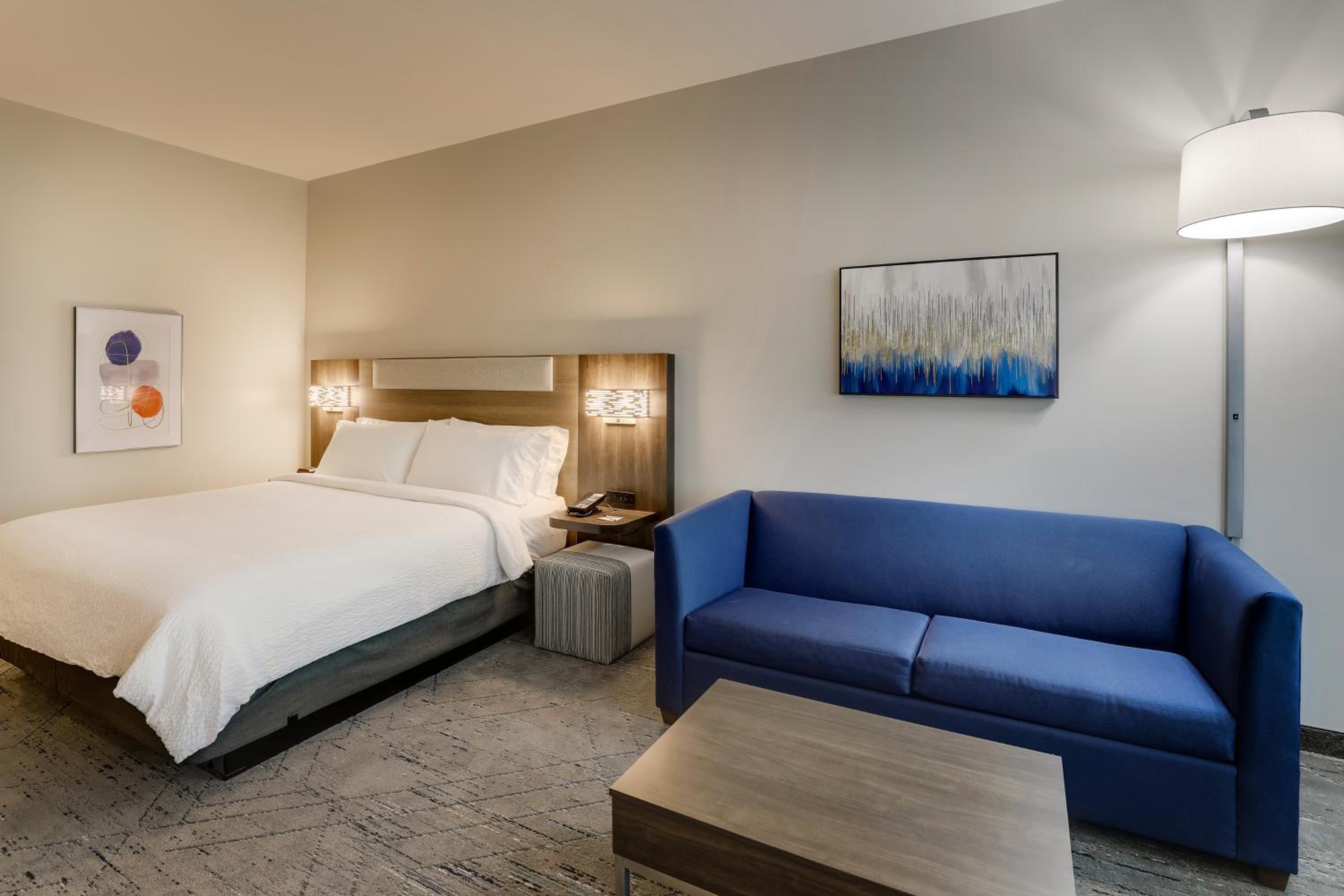 King Suite with Sofa Bed - Communications Accessible - Photo 2