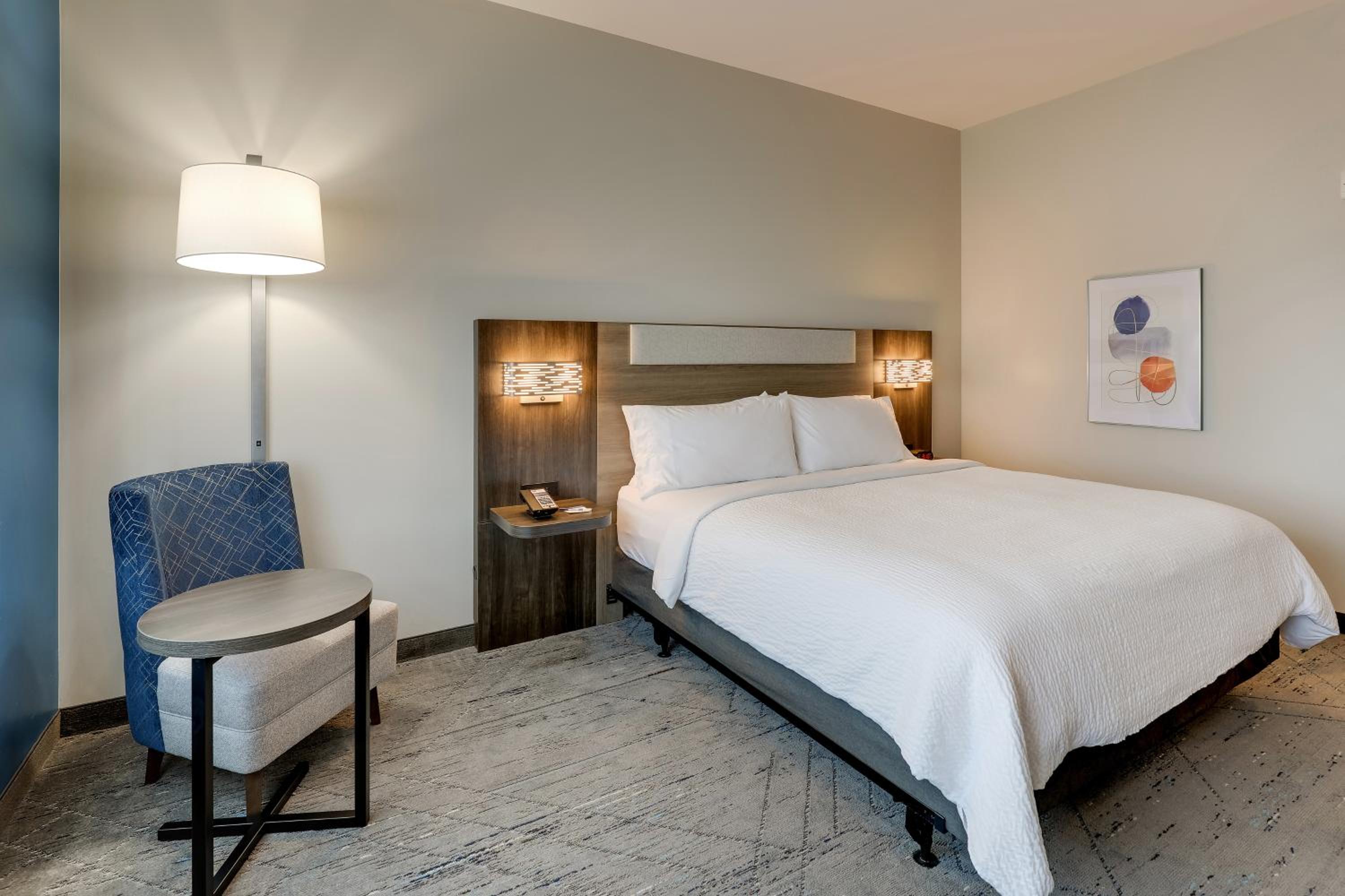Standard King Room with Mobility Accessible Tub - Photo 1