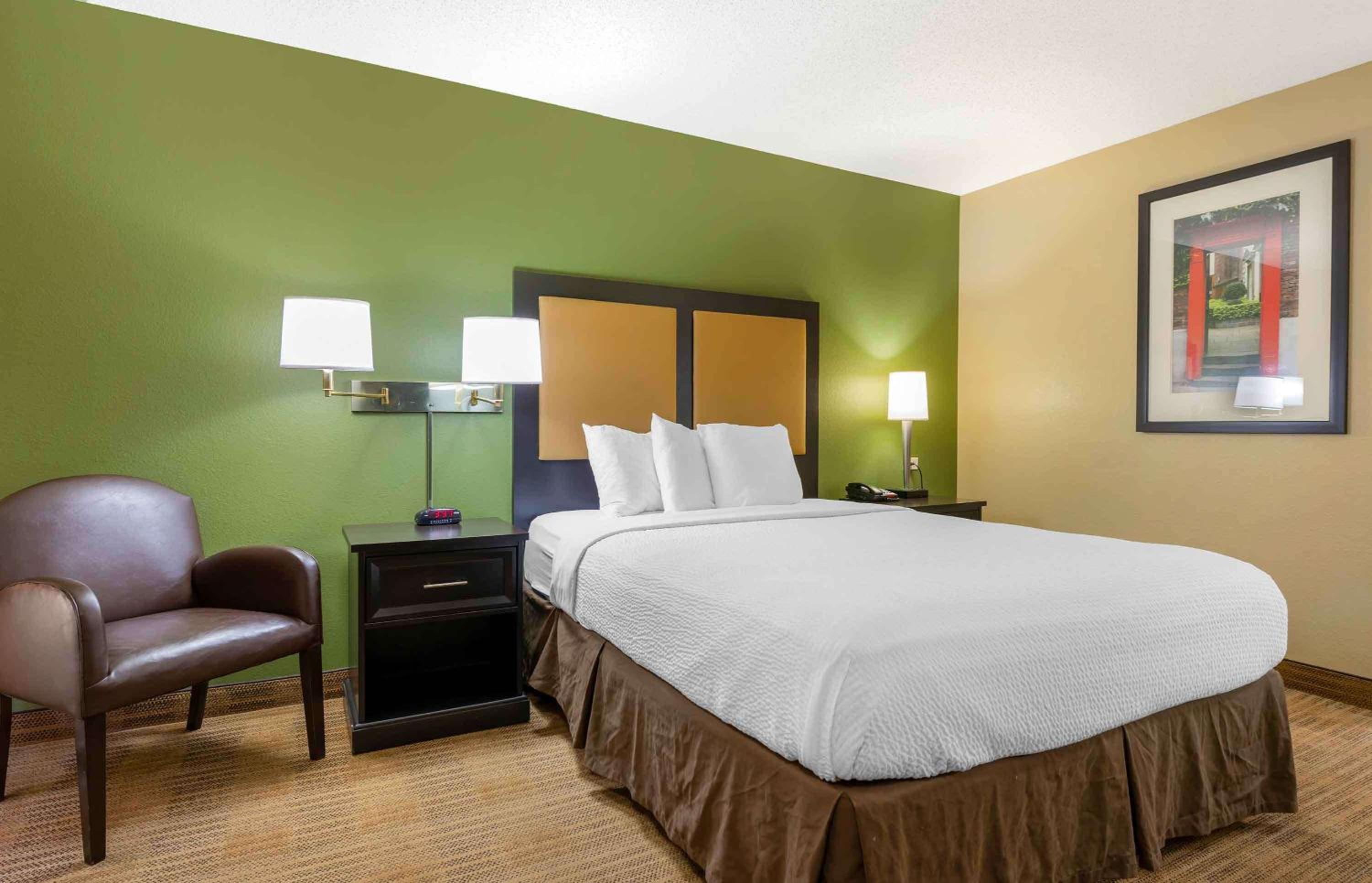 Queen studio with 1 Queen Bed - Disability Access/Non-Smoking photo 1