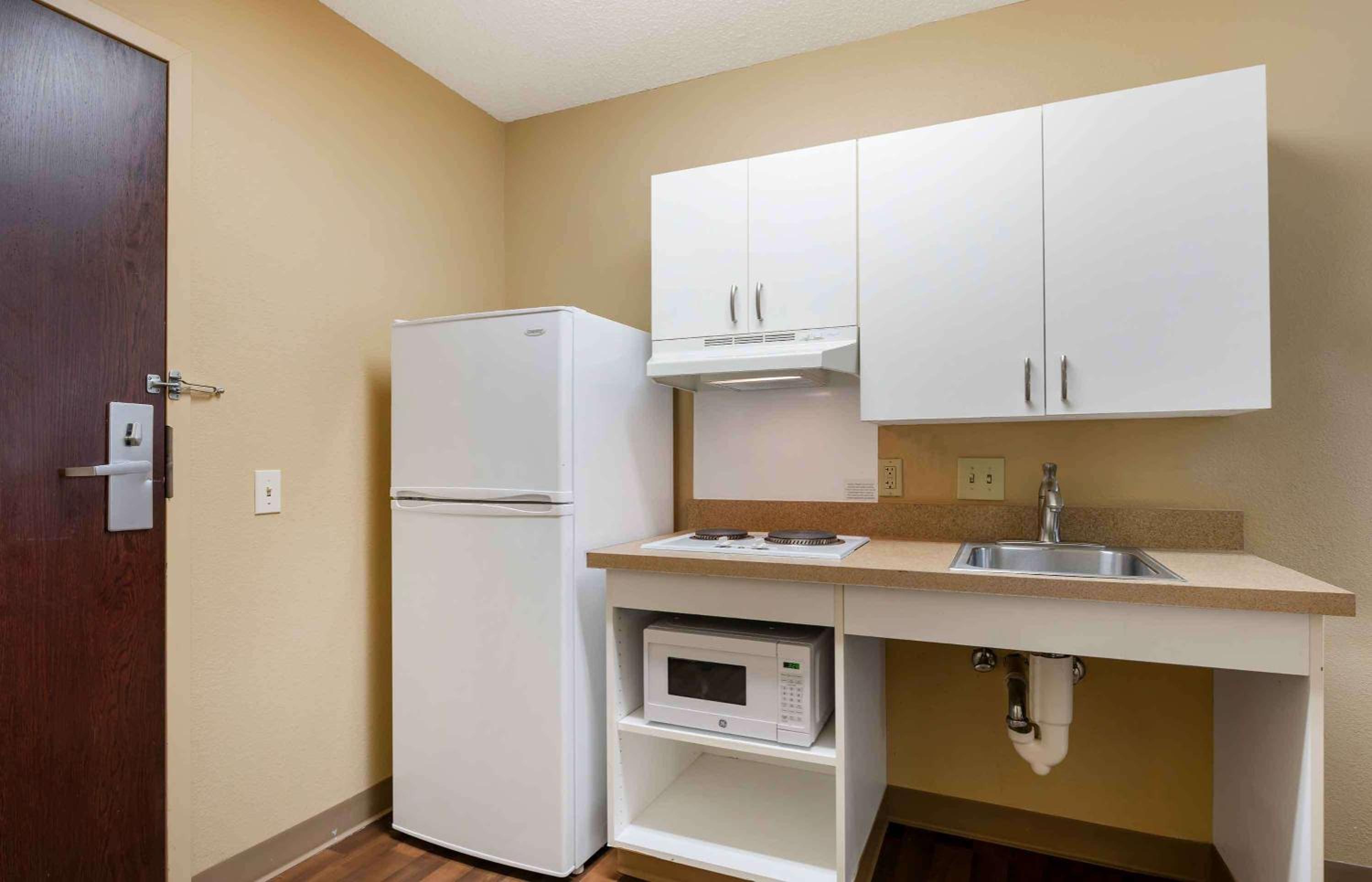 Queen studio with 1 Queen Bed - Disability Access/Non-Smoking photo 2