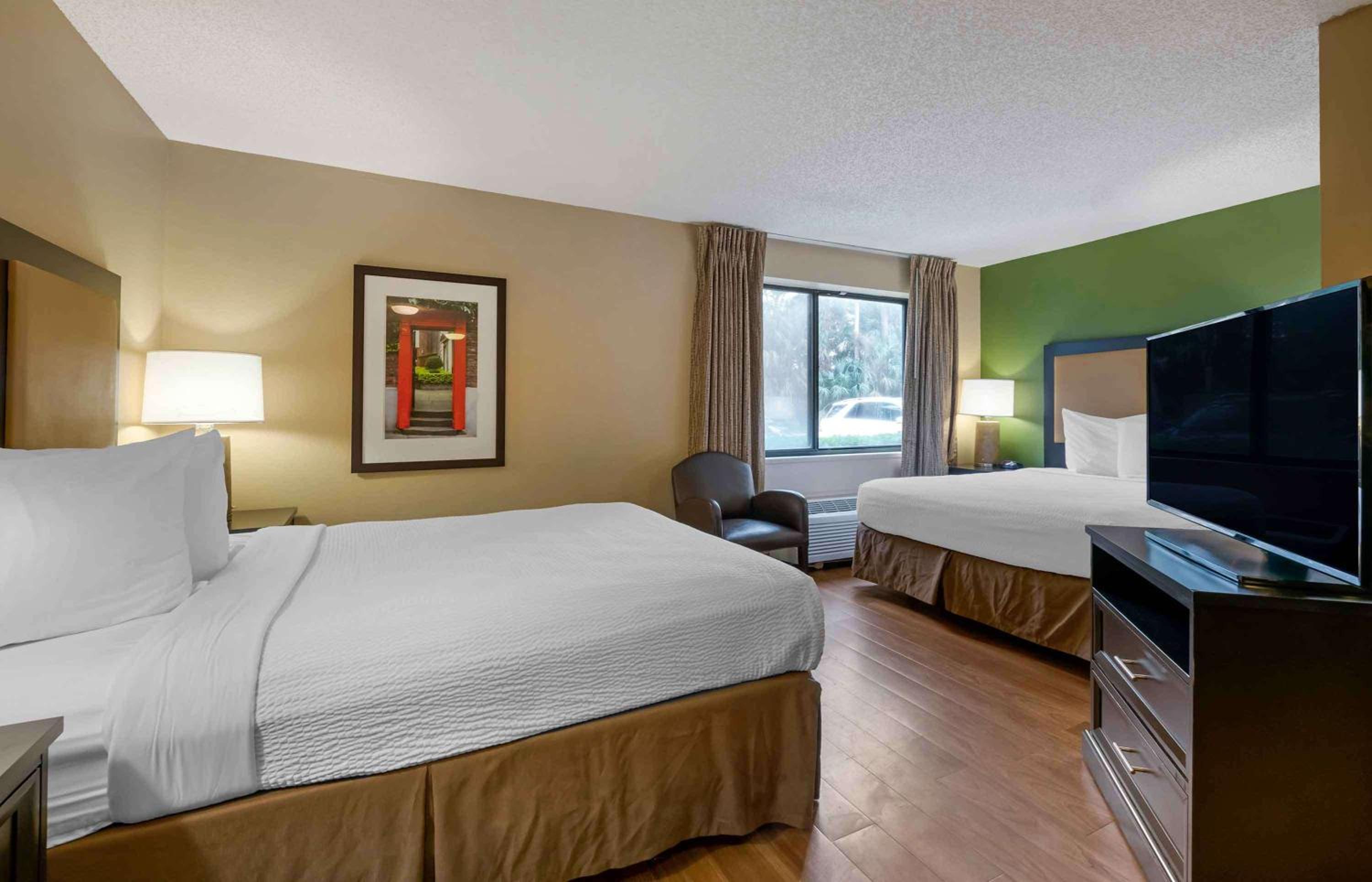 Studio with 2 Queen Beds - Disability Access - Non-Smoking - Photo 6