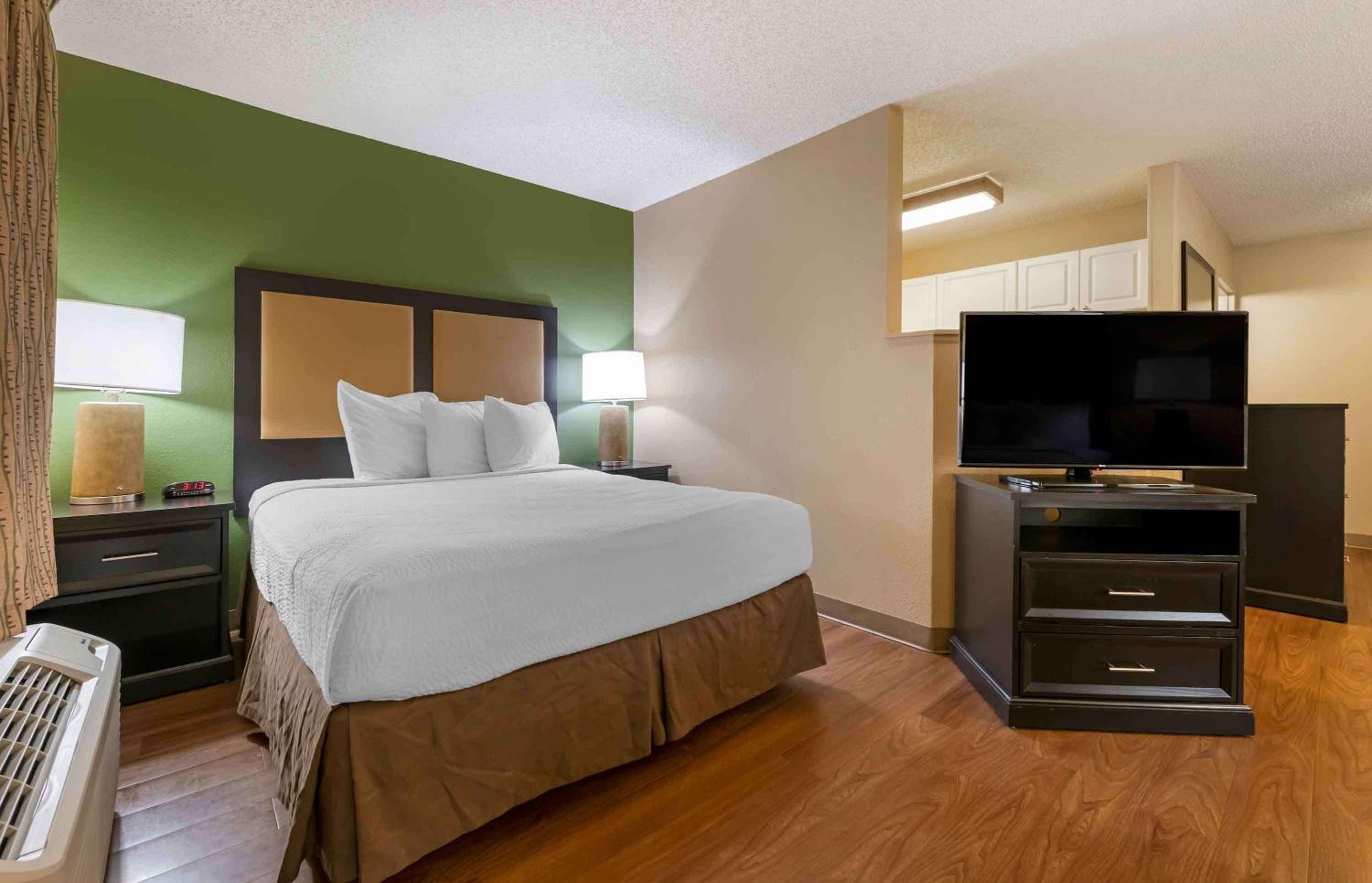 Studio with 2 Queen Beds - Disability Access - Non-Smoking - Photo 7