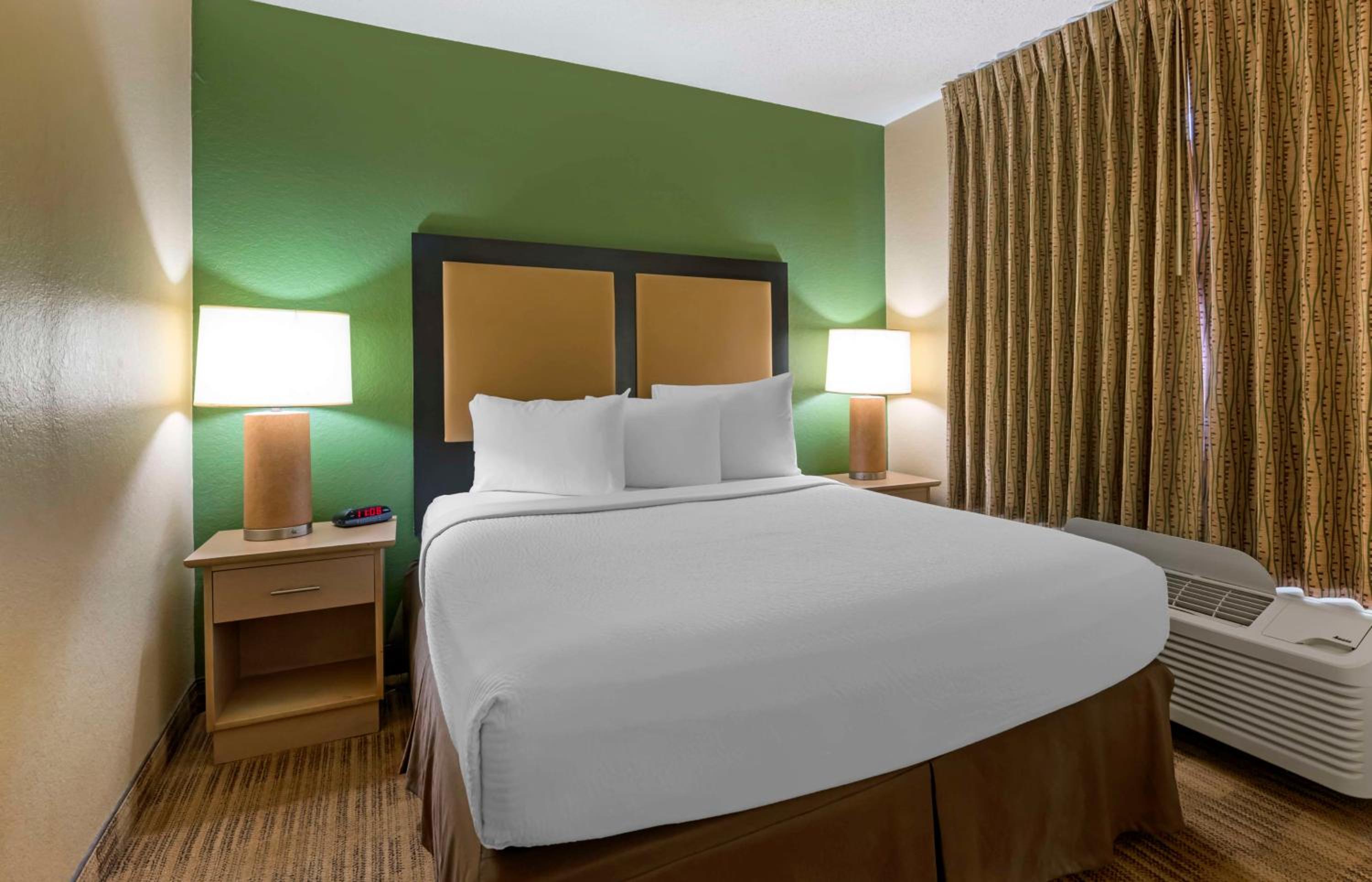 Deluxe Studio with 1 Queen Bed - Non-Smoking - Photo 1