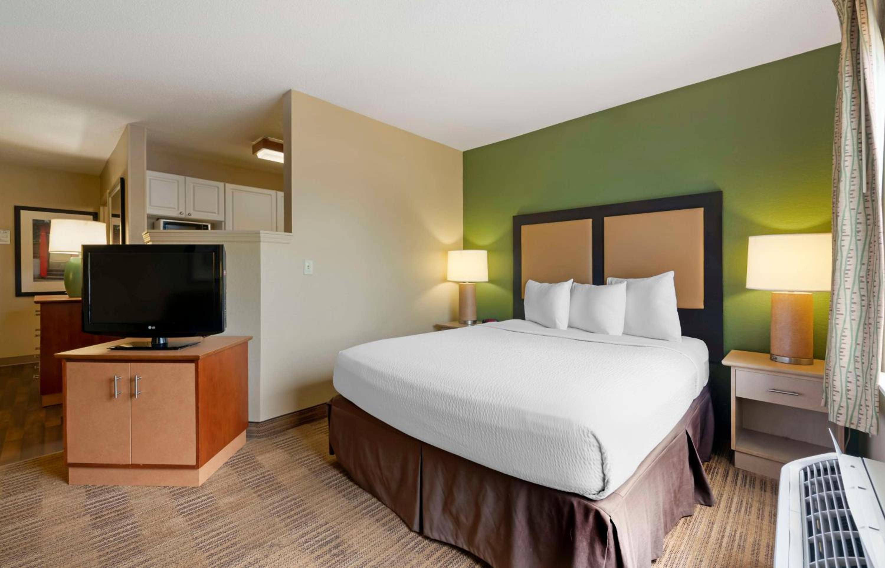 Deluxe Studio with 1 Queen Bed - Non-Smoking - Photo 11