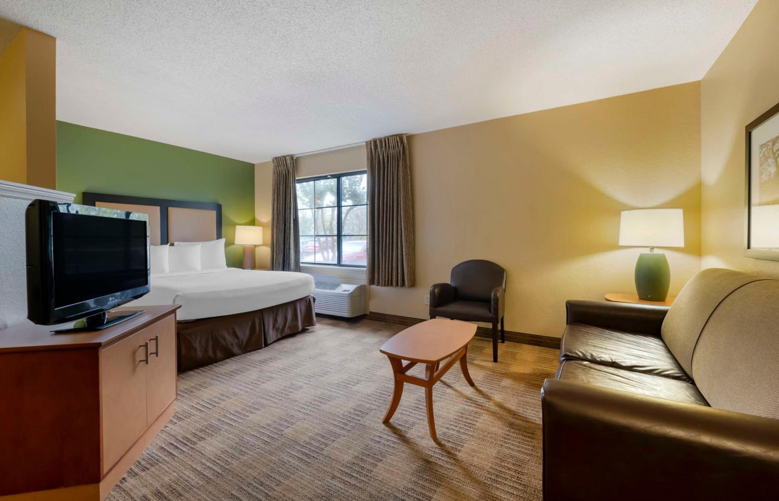 Deluxe Studio with 1 Queen Bed - Non-Smoking - Photo 12